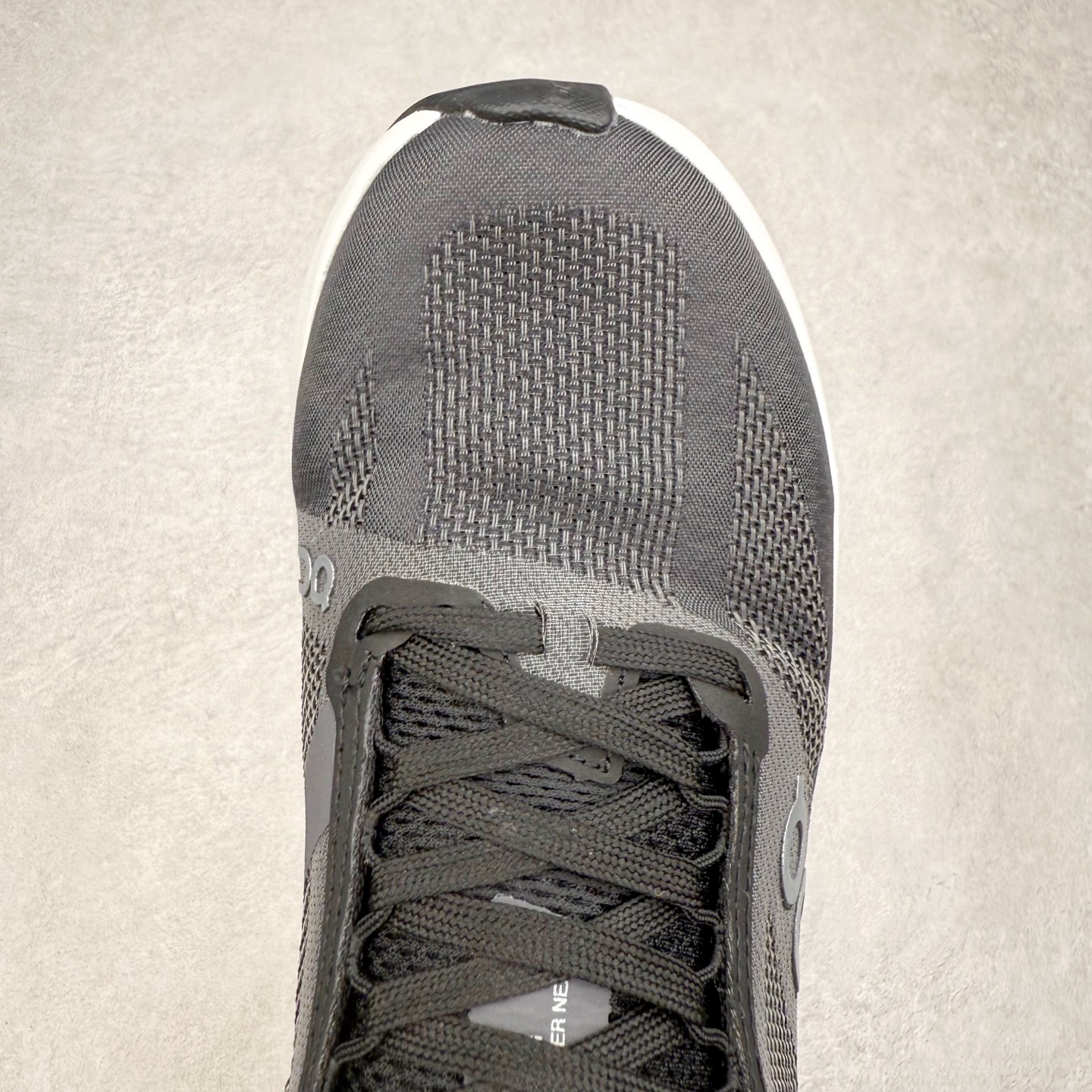 图片[4]-On昂跑 Cloudsurfer Next Z5 舒适柔软低帮跑步鞋 此运动品牌 开创于2010年 缓震着陆、强效回弹、轻柔质感的设计构思始终是ON研制关键 与此同时基于“为全球提供革新性的跑步感受”信念 陆续推出了多款跑鞋及其以专业运动人体跑步工程学为设计关键的功能性跑步服饰设备 让跑者不费力气地畅快畅跑 尺码：36 36.5 37.5 38 38.5 39 40 40.5 41 42 42.5 43 44 44.5 45-选品中心