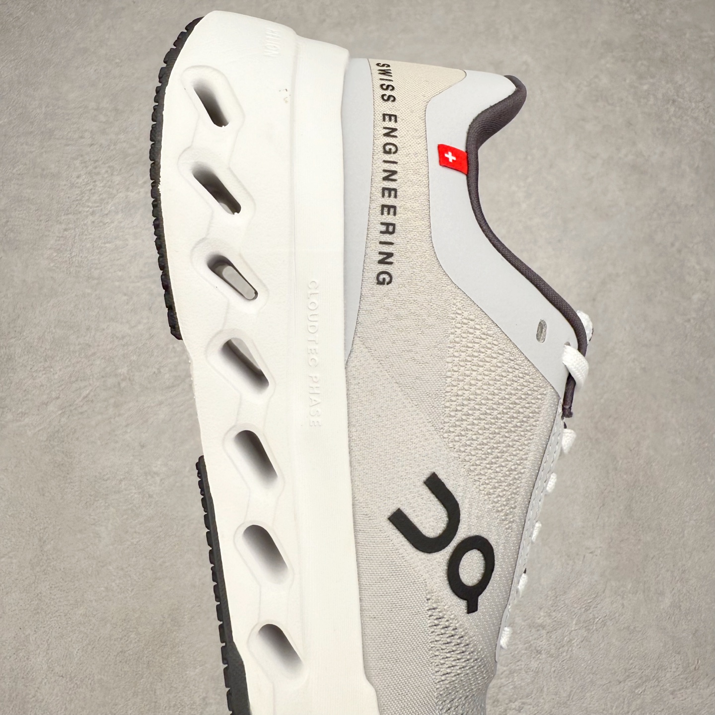 图片[6]-On昂跑 Cloudsurfer Next Z5 舒适柔软低帮跑步鞋 此运动品牌 开创于2010年 缓震着陆、强效回弹、轻柔质感的设计构思始终是ON研制关键 与此同时基于“为全球提供革新性的跑步感受”信念 陆续推出了多款跑鞋及其以专业运动人体跑步工程学为设计关键的功能性跑步服饰设备 让跑者不费力气地畅快畅跑 尺码：36 36.5 37.5 38 38.5 39 40 40.5 41 42 42.5 43 44 44.5 45-选品中心