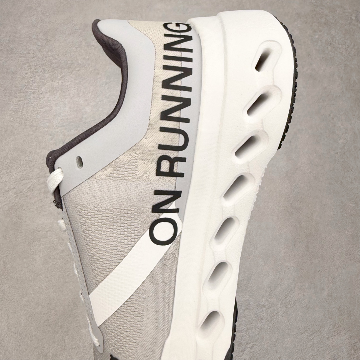 图片[7]-On昂跑 Cloudsurfer Next Z5 舒适柔软低帮跑步鞋 此运动品牌 开创于2010年 缓震着陆、强效回弹、轻柔质感的设计构思始终是ON研制关键 与此同时基于“为全球提供革新性的跑步感受”信念 陆续推出了多款跑鞋及其以专业运动人体跑步工程学为设计关键的功能性跑步服饰设备 让跑者不费力气地畅快畅跑 尺码：36 36.5 37.5 38 38.5 39 40 40.5 41 42 42.5 43 44 44.5 45-选品中心