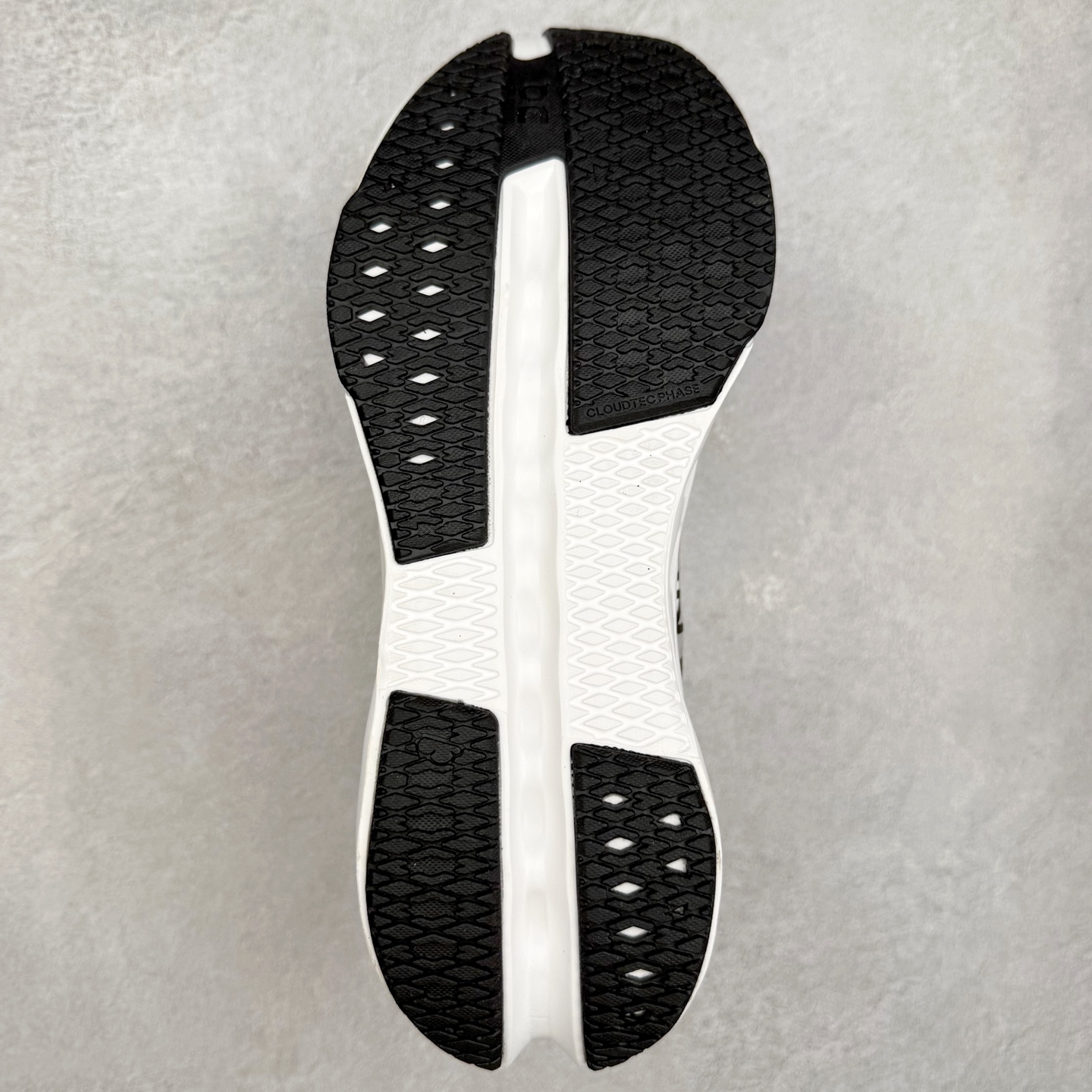 图片[9]-On昂跑 Cloudsurfer Next Z5 舒适柔软低帮跑步鞋 此运动品牌 开创于2010年 缓震着陆、强效回弹、轻柔质感的设计构思始终是ON研制关键 与此同时基于“为全球提供革新性的跑步感受”信念 陆续推出了多款跑鞋及其以专业运动人体跑步工程学为设计关键的功能性跑步服饰设备 让跑者不费力气地畅快畅跑 尺码：36 36.5 37.5 38 38.5 39 40 40.5 41 42 42.5 43 44 44.5 45-选品中心