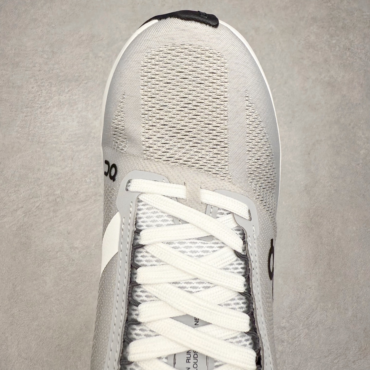 图片[4]-On昂跑 Cloudsurfer Next Z5 舒适柔软低帮跑步鞋 此运动品牌 开创于2010年 缓震着陆、强效回弹、轻柔质感的设计构思始终是ON研制关键 与此同时基于“为全球提供革新性的跑步感受”信念 陆续推出了多款跑鞋及其以专业运动人体跑步工程学为设计关键的功能性跑步服饰设备 让跑者不费力气地畅快畅跑 尺码：36 36.5 37.5 38 38.5 39 40 40.5 41 42 42.5 43 44 44.5 45-选品中心