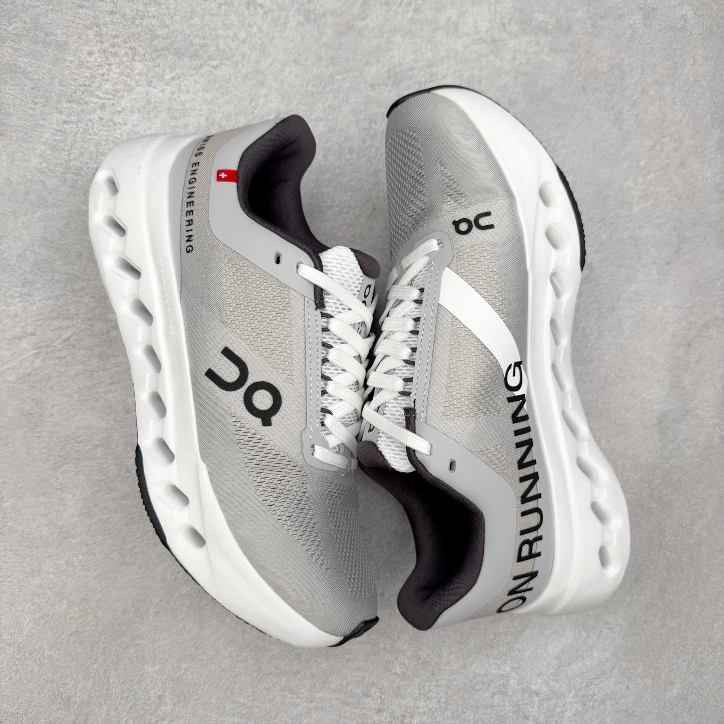 图片[3]-On昂跑 Cloudsurfer Next Z5 舒适柔软低帮跑步鞋 此运动品牌 开创于2010年 缓震着陆、强效回弹、轻柔质感的设计构思始终是ON研制关键 与此同时基于“为全球提供革新性的跑步感受”信念 陆续推出了多款跑鞋及其以专业运动人体跑步工程学为设计关键的功能性跑步服饰设备 让跑者不费力气地畅快畅跑 尺码：36 36.5 37.5 38 38.5 39 40 40.5 41 42 42.5 43 44 44.5 45-选品中心