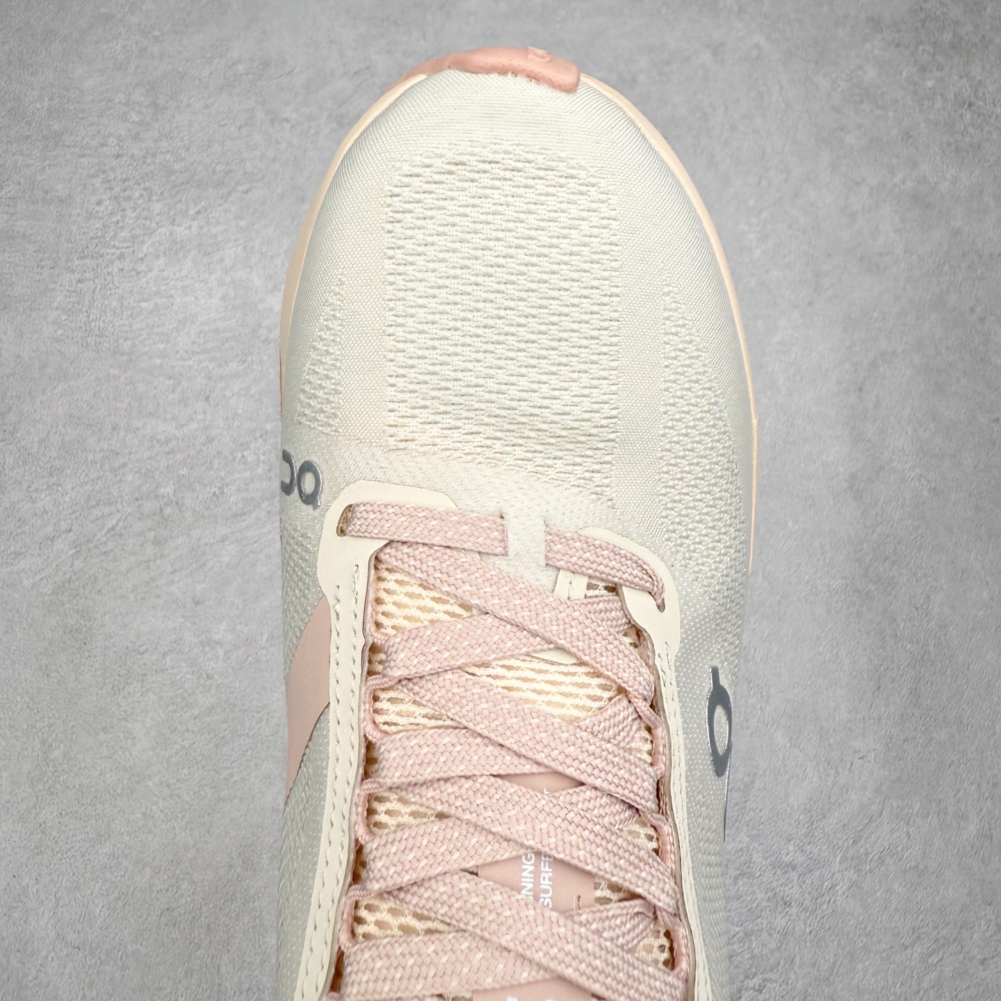 图片[4]-On昂跑 Cloudsurfer Next Z5 舒适柔软低帮跑步鞋 此运动品牌 开创于2010年 缓震着陆、强效回弹、轻柔质感的设计构思始终是ON研制关键 与此同时基于“为全球提供革新性的跑步感受”信念 陆续推出了多款跑鞋及其以专业运动人体跑步工程学为设计关键的功能性跑步服饰设备 让跑者不费力气地畅快畅跑 尺码：36 36.5 37.5 38 38.5 39 40 40.5 41 42 42.5 43 44 44.5 45-选品中心