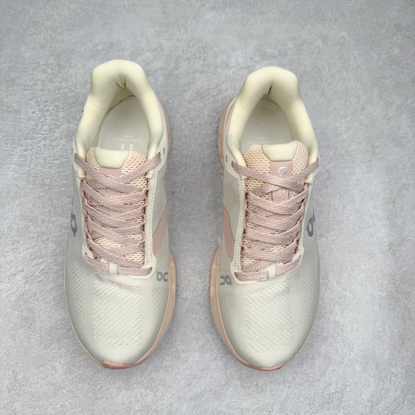 图片[2]-On昂跑 Cloudsurfer Next Z5 舒适柔软低帮跑步鞋 此运动品牌 开创于2010年 缓震着陆、强效回弹、轻柔质感的设计构思始终是ON研制关键 与此同时基于“为全球提供革新性的跑步感受”信念 陆续推出了多款跑鞋及其以专业运动人体跑步工程学为设计关键的功能性跑步服饰设备 让跑者不费力气地畅快畅跑 尺码：36 36.5 37.5 38 38.5 39 40 40.5 41 42 42.5 43 44 44.5 45-选品中心