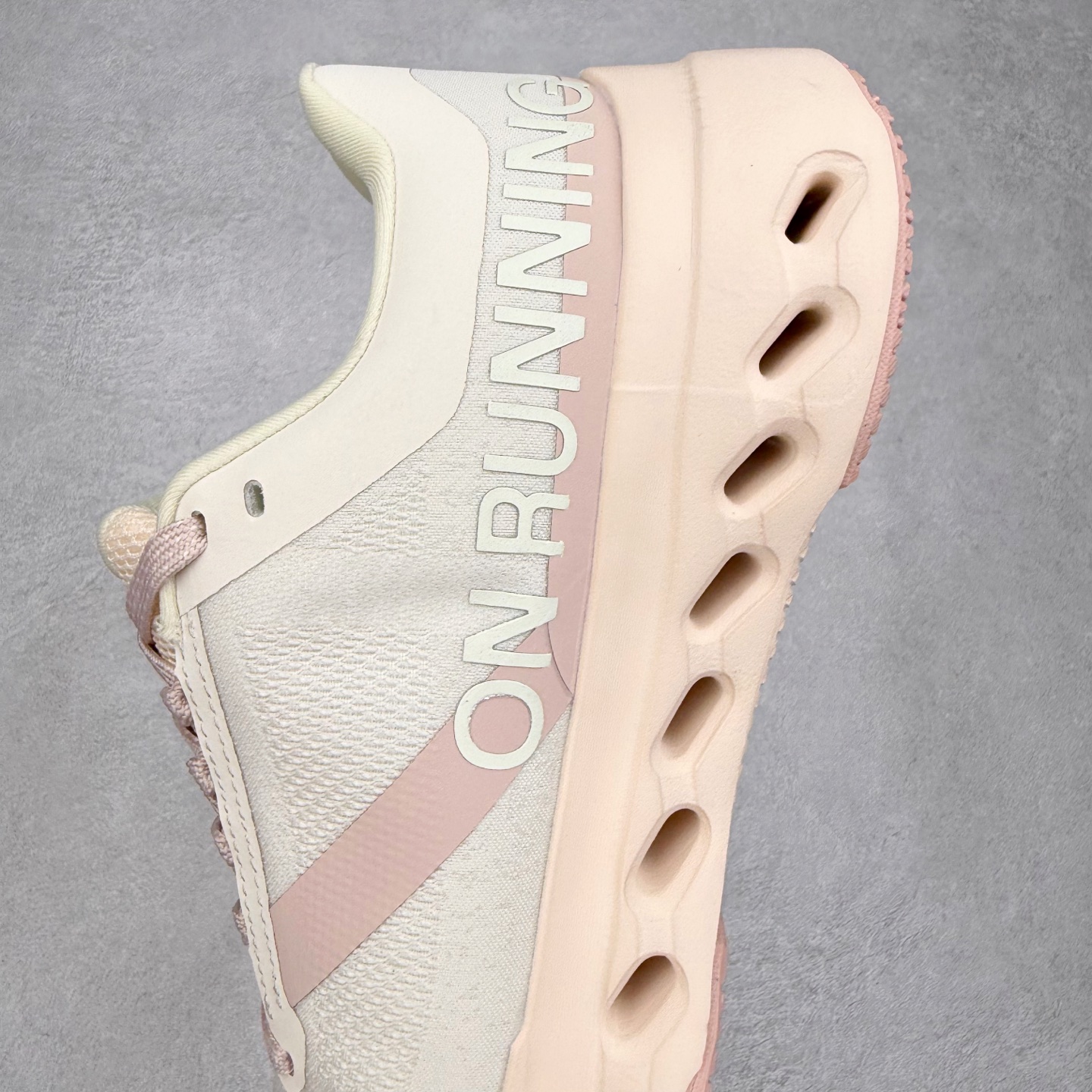 图片[7]-On昂跑 Cloudsurfer Next Z5 舒适柔软低帮跑步鞋 此运动品牌 开创于2010年 缓震着陆、强效回弹、轻柔质感的设计构思始终是ON研制关键 与此同时基于“为全球提供革新性的跑步感受”信念 陆续推出了多款跑鞋及其以专业运动人体跑步工程学为设计关键的功能性跑步服饰设备 让跑者不费力气地畅快畅跑 尺码：36 36.5 37.5 38 38.5 39 40 40.5 41 42 42.5 43 44 44.5 45-选品中心