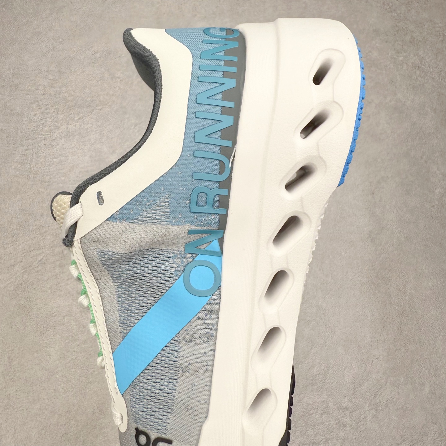 图片[7]-On昂跑 Cloudsurfer Next Z5 舒适柔软低帮跑步鞋 此运动品牌 开创于2010年 缓震着陆、强效回弹、轻柔质感的设计构思始终是ON研制关键 与此同时基于“为全球提供革新性的跑步感受”信念 陆续推出了多款跑鞋及其以专业运动人体跑步工程学为设计关键的功能性跑步服饰设备 让跑者不费力气地畅快畅跑 尺码：36 36.5 37.5 38 38.5 39 40 40.5 41 42 42.5 43 44 44.5 45-选品中心