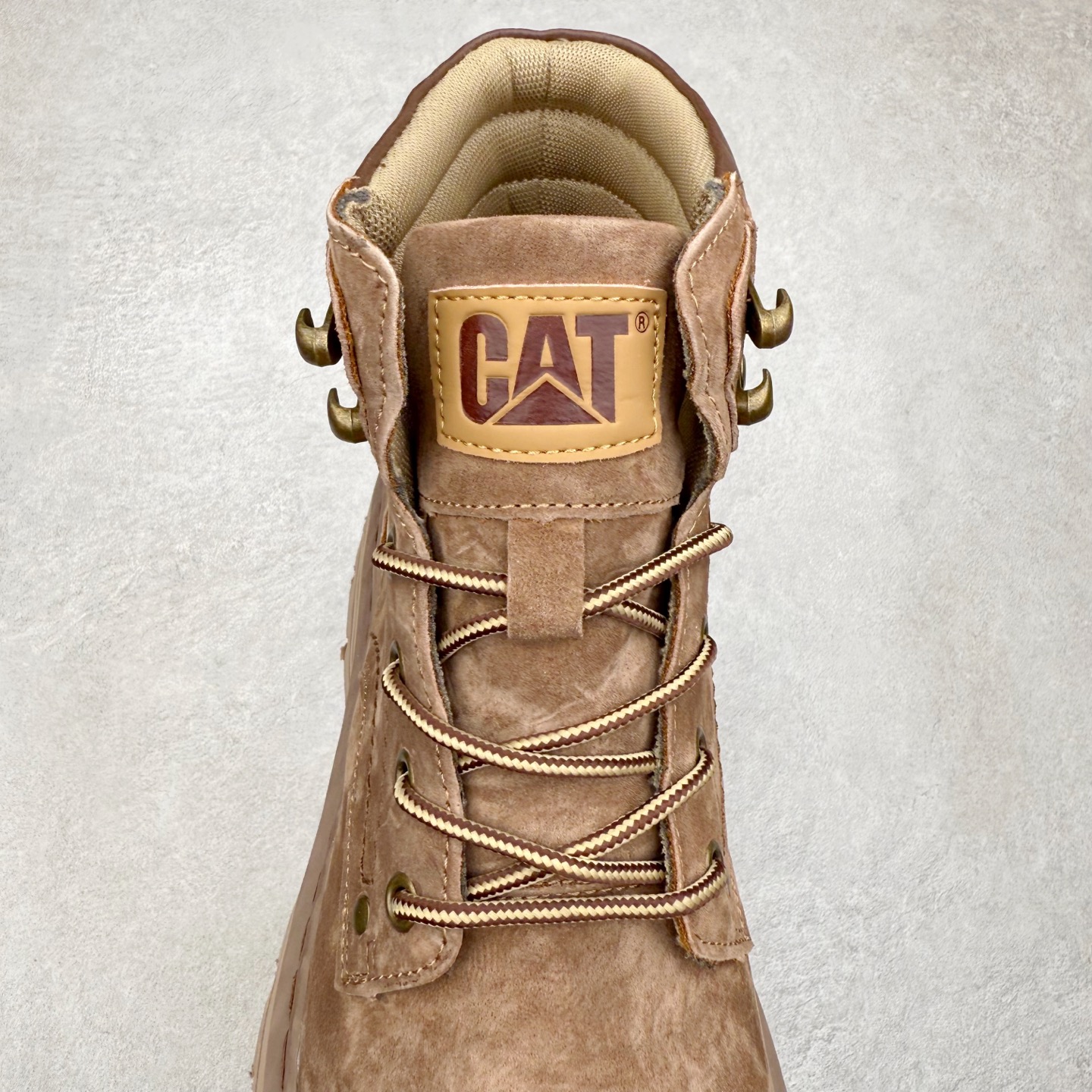 图片[5]-CAT卡特 户外工装轻底休闲马丁靴大黄靴系列 广东大厂品质 全新工艺升级 全鞋真牛皮材料 大底到五金都是代工厂原材料制作 同原版固特异永不开胶工艺 好货不杀猪 首单质量严格把控 全网独家首发 品质毋庸置疑 全套官网统一包装 今年冬季防寒户外专用 日常随意搭配 尺码：39 40 41 42 43 44（皮鞋码）-选品中心