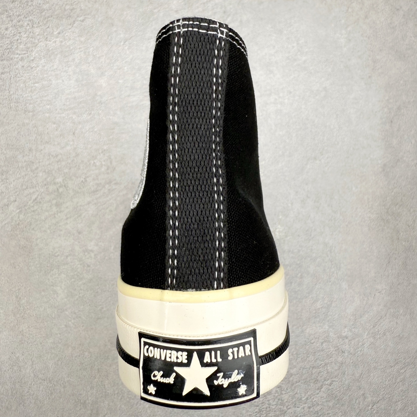 图片[8]-Converse x Our Legacy 太极阴阳联名 官方新款 创新经典 本色依旧 匡威converse 携手 our legacy work shop 汲取复古灵感，重塑经典之作。以精益求精的姿态，将复古元素与精致廓形巧妙融合。加厚鞋身包边设计，重构鞋头轮廓，原色帆布材质搭配刺绣阴阳联名标识，低调细节彰显匠心。既保留经典基因又注入新意。 鞋内衬隐藏Chuck贴标，鞋外侧刺绣工艺制成的阴阳联名标志以及联名款鞋垫和联名款鞋带，细节满满彰显联名。 货号：A16179C 米白 货号：A17694C 黑色 号码：35 36 36.5 37 37.5 38 39 39.5 40 41 41.5 42 42.5 43 44-选品中心