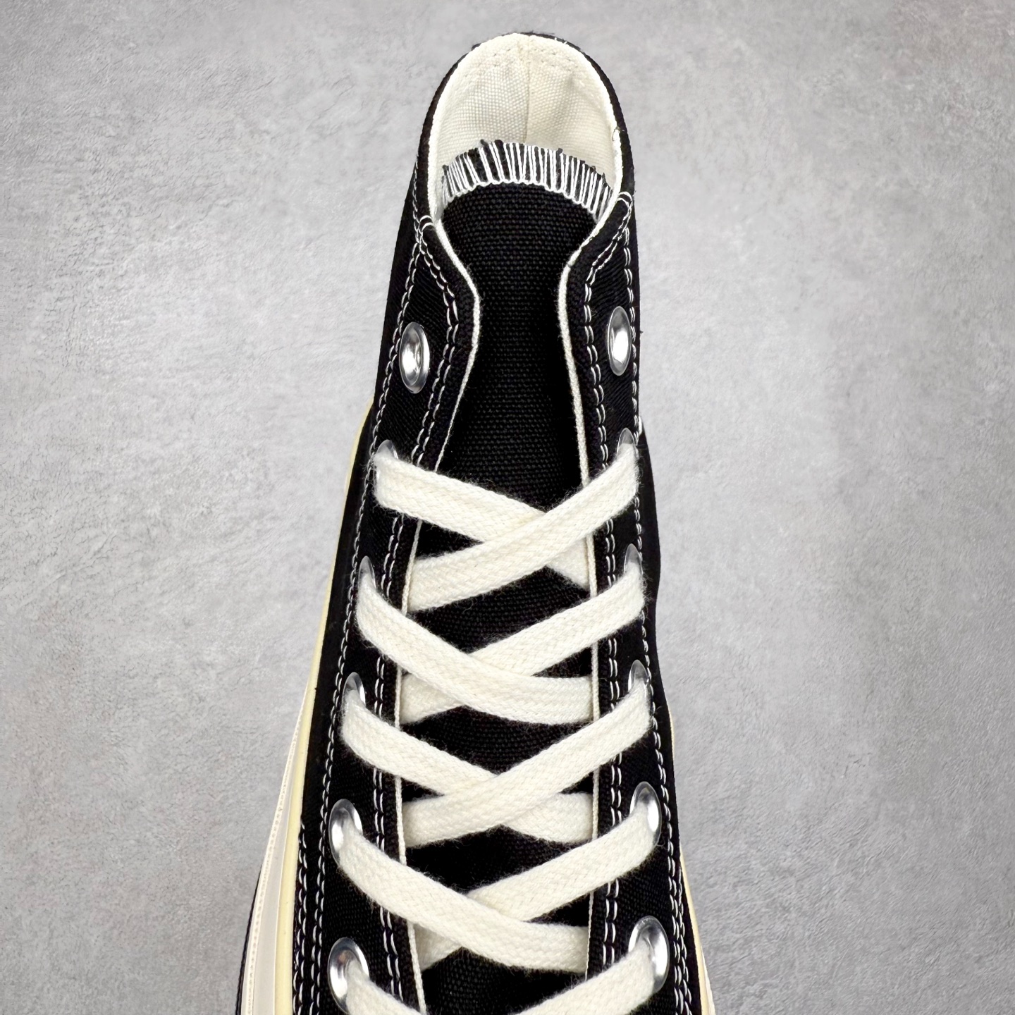 图片[5]-Converse x Our Legacy 太极阴阳联名 官方新款 创新经典 本色依旧 匡威converse 携手 our legacy work shop 汲取复古灵感，重塑经典之作。以精益求精的姿态，将复古元素与精致廓形巧妙融合。加厚鞋身包边设计，重构鞋头轮廓，原色帆布材质搭配刺绣阴阳联名标识，低调细节彰显匠心。既保留经典基因又注入新意。 鞋内衬隐藏Chuck贴标，鞋外侧刺绣工艺制成的阴阳联名标志以及联名款鞋垫和联名款鞋带，细节满满彰显联名。 货号：A16179C 米白 货号：A17694C 黑色 号码：35 36 36.5 37 37.5 38 39 39.5 40 41 41.5 42 42.5 43 44-选品中心