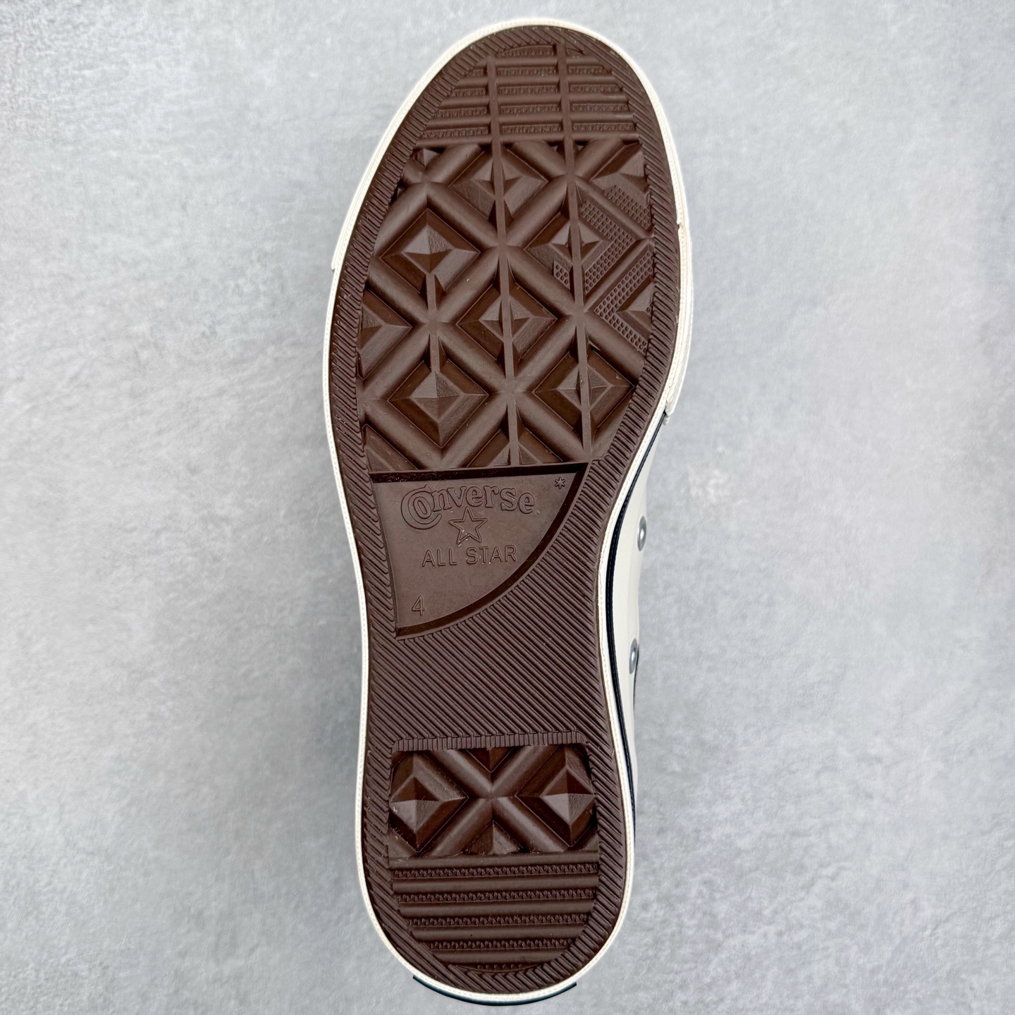 图片[9]-Converse x Our Legacy 太极阴阳联名 官方新款 创新经典 本色依旧 匡威converse 携手 our legacy work shop 汲取复古灵感，重塑经典之作。以精益求精的姿态，将复古元素与精致廓形巧妙融合。加厚鞋身包边设计，重构鞋头轮廓，原色帆布材质搭配刺绣阴阳联名标识，低调细节彰显匠心。既保留经典基因又注入新意。 鞋内衬隐藏Chuck贴标，鞋外侧刺绣工艺制成的阴阳联名标志以及联名款鞋垫和联名款鞋带，细节满满彰显联名。 货号：A16179C 米白 货号：A17694C 黑色 号码：35 36 36.5 37 37.5 38 39 39.5 40 41 41.5 42 42.5 43 44-选品中心