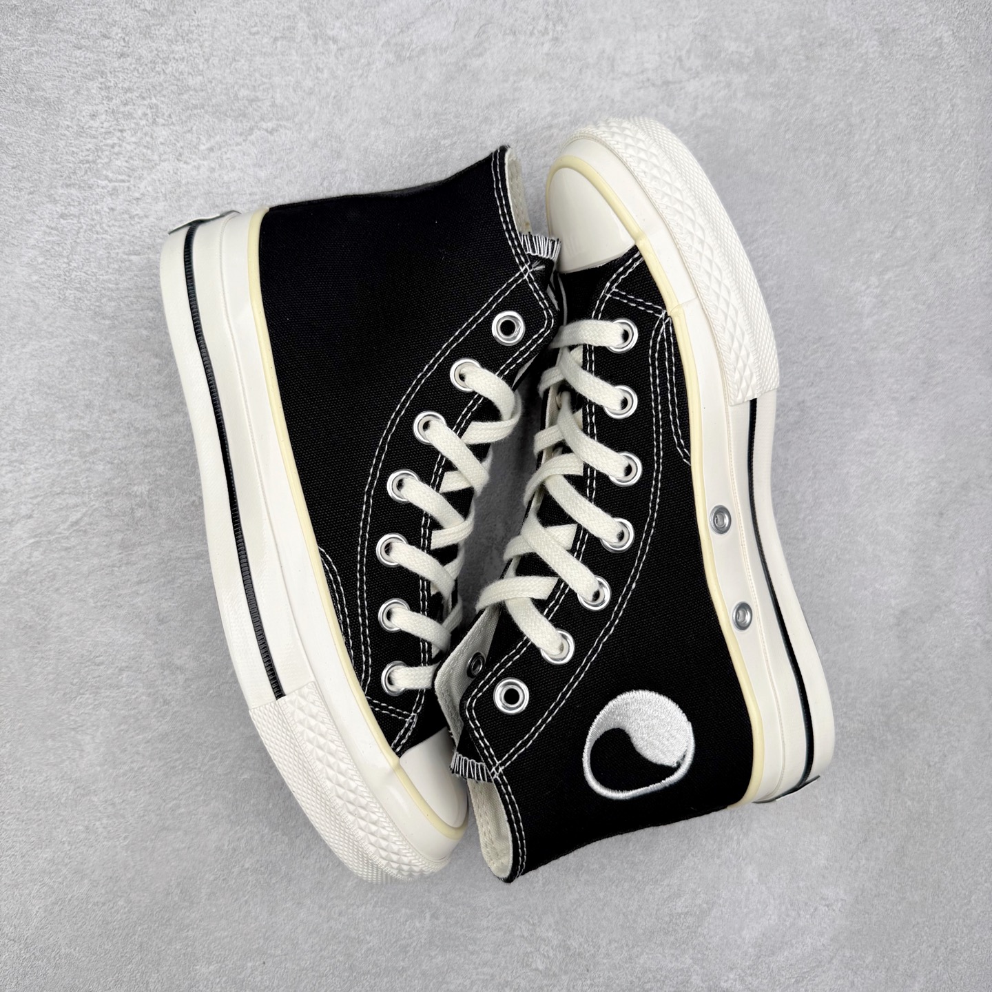 图片[3]-Converse x Our Legacy 太极阴阳联名 官方新款 创新经典 本色依旧 匡威converse 携手 our legacy work shop 汲取复古灵感，重塑经典之作。以精益求精的姿态，将复古元素与精致廓形巧妙融合。加厚鞋身包边设计，重构鞋头轮廓，原色帆布材质搭配刺绣阴阳联名标识，低调细节彰显匠心。既保留经典基因又注入新意。 鞋内衬隐藏Chuck贴标，鞋外侧刺绣工艺制成的阴阳联名标志以及联名款鞋垫和联名款鞋带，细节满满彰显联名。 货号：A16179C 米白 货号：A17694C 黑色 号码：35 36 36.5 37 37.5 38 39 39.5 40 41 41.5 42 42.5 43 44-选品中心