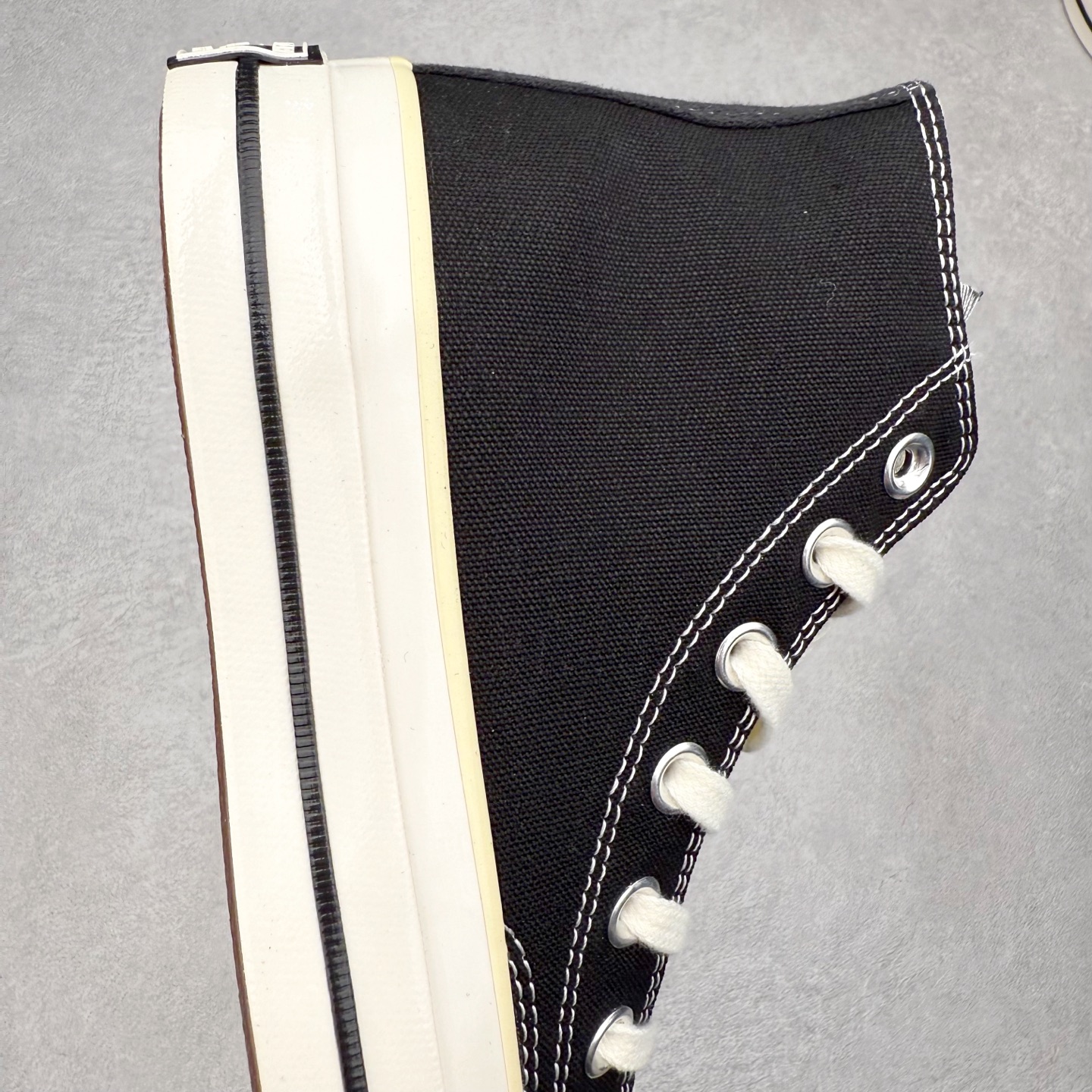 图片[6]-Converse x Our Legacy 太极阴阳联名 官方新款 创新经典 本色依旧 匡威converse 携手 our legacy work shop 汲取复古灵感，重塑经典之作。以精益求精的姿态，将复古元素与精致廓形巧妙融合。加厚鞋身包边设计，重构鞋头轮廓，原色帆布材质搭配刺绣阴阳联名标识，低调细节彰显匠心。既保留经典基因又注入新意。 鞋内衬隐藏Chuck贴标，鞋外侧刺绣工艺制成的阴阳联名标志以及联名款鞋垫和联名款鞋带，细节满满彰显联名。 货号：A16179C 米白 货号：A17694C 黑色 号码：35 36 36.5 37 37.5 38 39 39.5 40 41 41.5 42 42.5 43 44-选品中心