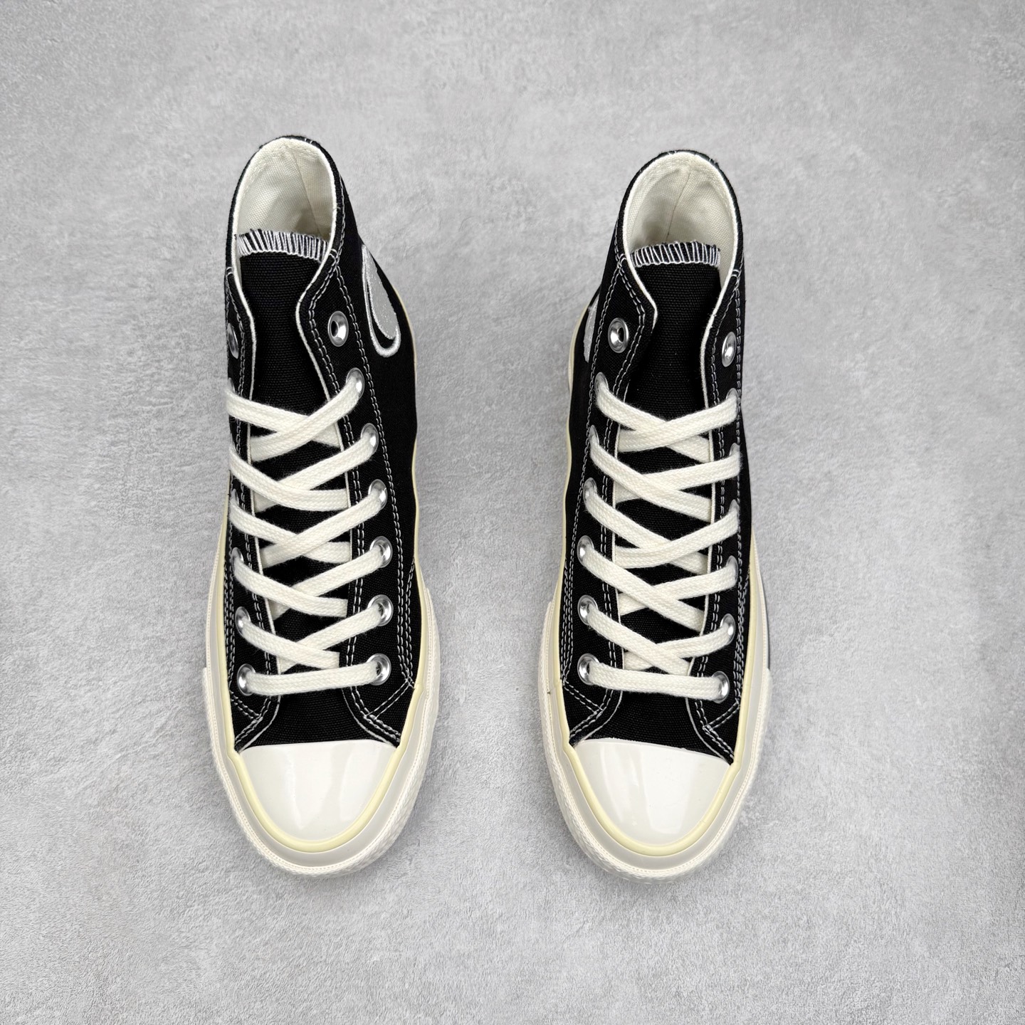 图片[2]-Converse x Our Legacy 太极阴阳联名 官方新款 创新经典 本色依旧 匡威converse 携手 our legacy work shop 汲取复古灵感，重塑经典之作。以精益求精的姿态，将复古元素与精致廓形巧妙融合。加厚鞋身包边设计，重构鞋头轮廓，原色帆布材质搭配刺绣阴阳联名标识，低调细节彰显匠心。既保留经典基因又注入新意。 鞋内衬隐藏Chuck贴标，鞋外侧刺绣工艺制成的阴阳联名标志以及联名款鞋垫和联名款鞋带，细节满满彰显联名。 货号：A16179C 米白 货号：A17694C 黑色 号码：35 36 36.5 37 37.5 38 39 39.5 40 41 41.5 42 42.5 43 44-选品中心