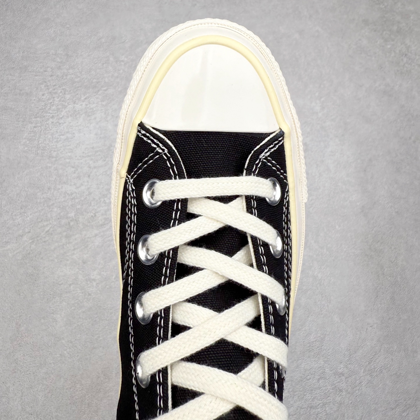 图片[4]-Converse x Our Legacy 太极阴阳联名 官方新款 创新经典 本色依旧 匡威converse 携手 our legacy work shop 汲取复古灵感，重塑经典之作。以精益求精的姿态，将复古元素与精致廓形巧妙融合。加厚鞋身包边设计，重构鞋头轮廓，原色帆布材质搭配刺绣阴阳联名标识，低调细节彰显匠心。既保留经典基因又注入新意。 鞋内衬隐藏Chuck贴标，鞋外侧刺绣工艺制成的阴阳联名标志以及联名款鞋垫和联名款鞋带，细节满满彰显联名。 货号：A16179C 米白 货号：A17694C 黑色 号码：35 36 36.5 37 37.5 38 39 39.5 40 41 41.5 42 42.5 43 44-选品中心