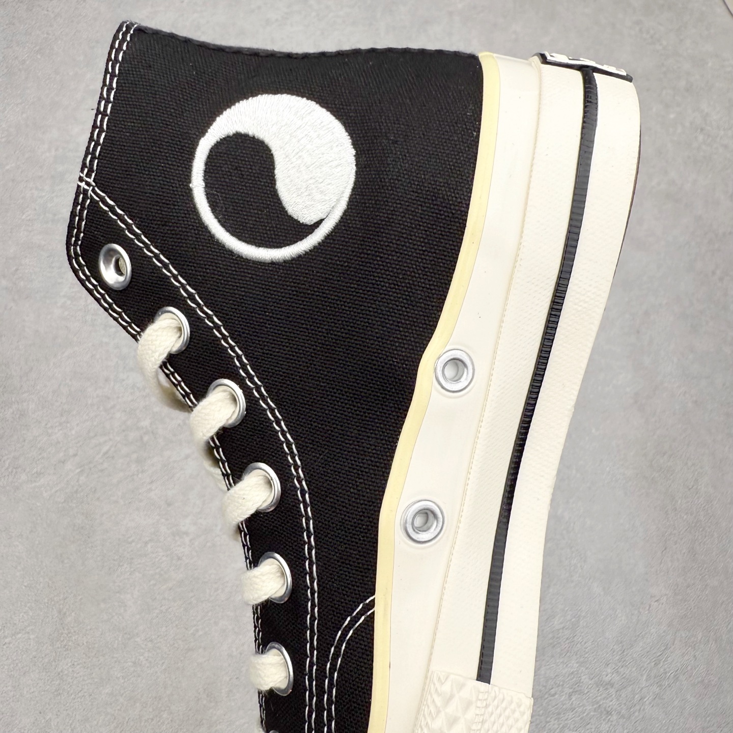 图片[7]-Converse x Our Legacy 太极阴阳联名 官方新款 创新经典 本色依旧 匡威converse 携手 our legacy work shop 汲取复古灵感，重塑经典之作。以精益求精的姿态，将复古元素与精致廓形巧妙融合。加厚鞋身包边设计，重构鞋头轮廓，原色帆布材质搭配刺绣阴阳联名标识，低调细节彰显匠心。既保留经典基因又注入新意。 鞋内衬隐藏Chuck贴标，鞋外侧刺绣工艺制成的阴阳联名标志以及联名款鞋垫和联名款鞋带，细节满满彰显联名。 货号：A16179C 米白 货号：A17694C 黑色 号码：35 36 36.5 37 37.5 38 39 39.5 40 41 41.5 42 42.5 43 44-选品中心