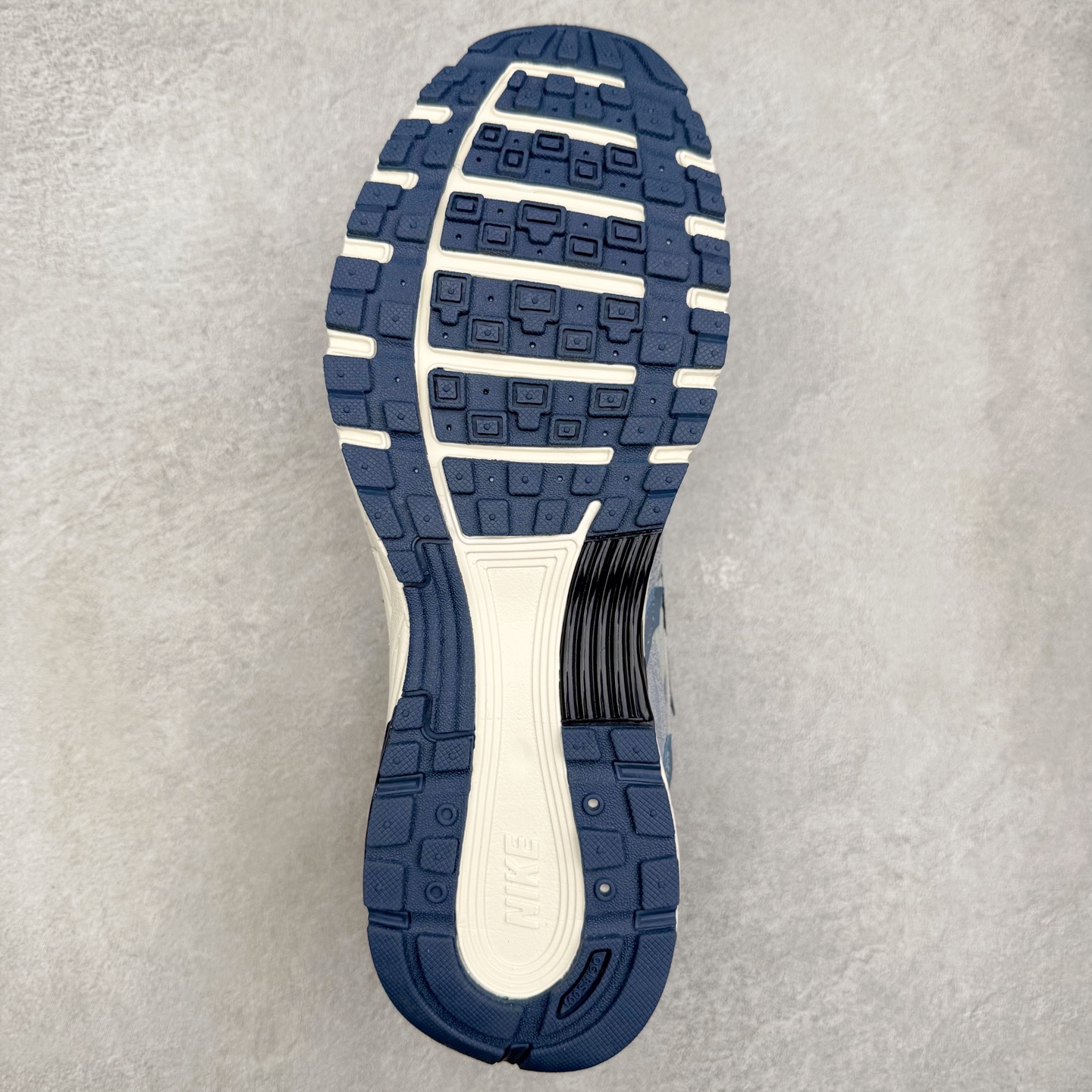 图片[9]-NK P-6000 系列低帮复古老爹风休闲运动舒适慢跑鞋 IH3646-499 融合 Pegasus 过往运动鞋设计 助力 21 世纪早期跑步运动跃升时尚新高度 采用透气网眼布、运动风格线条和耐穿覆面 兼具吸睛外观和舒适感受 中底泡绵以田径赛道为灵感 打造厚实设计 缔造出众缓震性能 尺码：36 36.5 37.5 38 38.5 39 40 40.5 41 42 42.5 43 44 44.5 45-选品中心