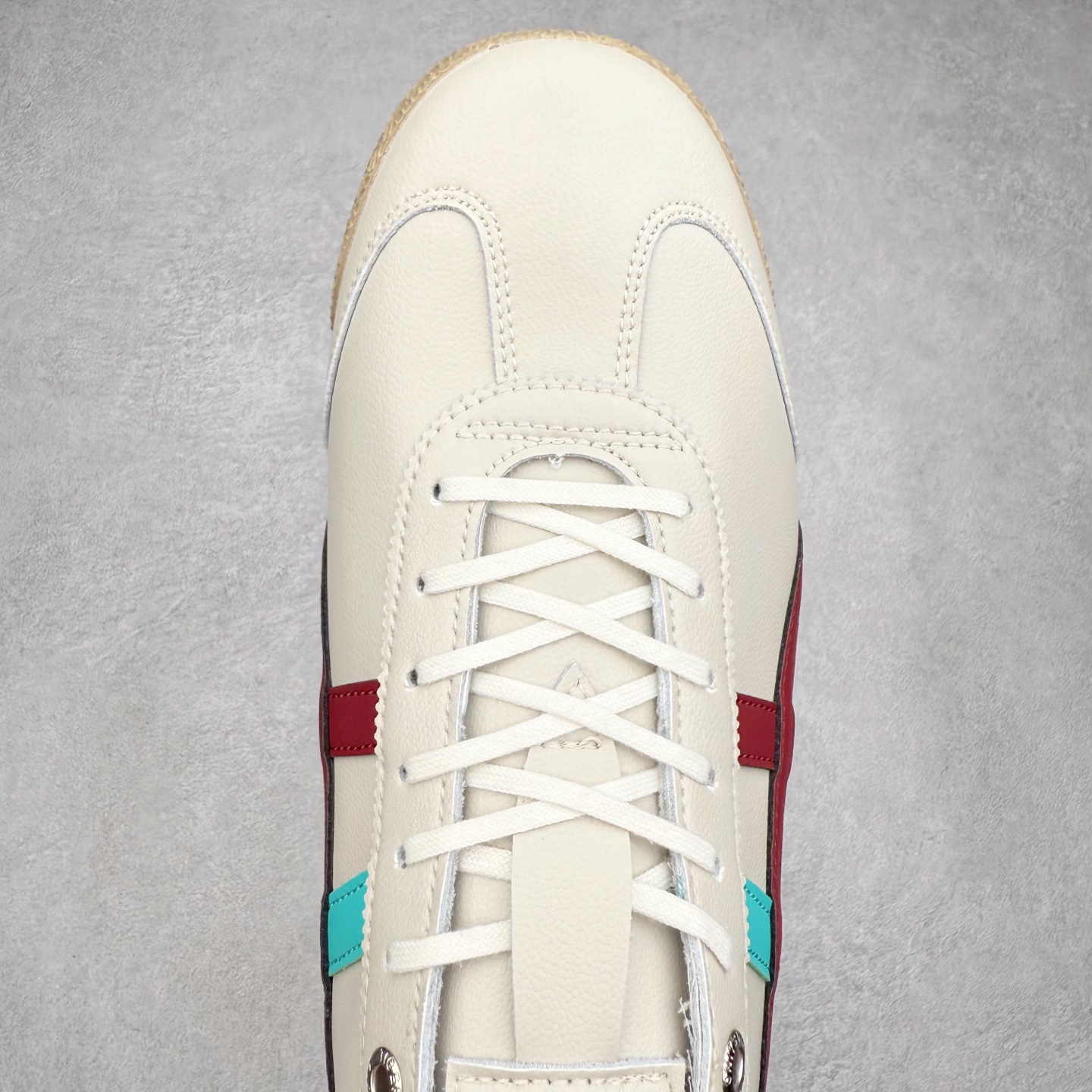 图片[4]-＃C版 Asics Onitsuka Tiger MEXICO 66 亚瑟士鬼冢虎复古经典板鞋 市场王者选手 海外订单工厂出品 长期生产补货永不断码 超成熟稳定的做工品控 原装全套纸板楦头开发 原汁原味 完美呈现版型 私模正确鞋底咬花纹路 一比一鞋头弧度高度鞋身弧度 绝不口嗨 细节品控鞋型随意秒杀市面 原档咬花纹路私模大底 一个单元有六个三角形 总体形拼接呈现花瓣状 官方四联吊牌 原装Ortholite轻量化鞋垫 原盒原配 质保卡 说明书 钢印防尘纸 纸板中底带钢印 乳胶组合鞋垫 支持全方位的对比专柜 产品从款式颜色造型上体现出追求舒适和细节的完美 鞋类更是推崇手工制作的严谨与完美 融舒适性与可穿性的设计风格 注重细节的完美和别致魅力 既保持稳重 又不失轻松的时尚感 尺码：36 37 37.5 38 39 39.5 40 40.5 41.5 42 42.5 43.5 44 45-选品中心