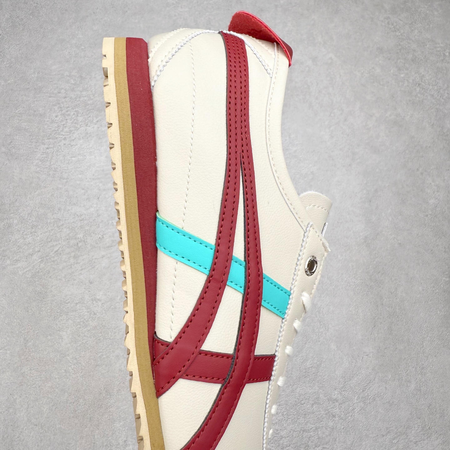 图片[6]-＃C版 Asics Onitsuka Tiger MEXICO 66 亚瑟士鬼冢虎复古经典板鞋 市场王者选手 海外订单工厂出品 长期生产补货永不断码 超成熟稳定的做工品控 原装全套纸板楦头开发 原汁原味 完美呈现版型 私模正确鞋底咬花纹路 一比一鞋头弧度高度鞋身弧度 绝不口嗨 细节品控鞋型随意秒杀市面 原档咬花纹路私模大底 一个单元有六个三角形 总体形拼接呈现花瓣状 官方四联吊牌 原装Ortholite轻量化鞋垫 原盒原配 质保卡 说明书 钢印防尘纸 纸板中底带钢印 乳胶组合鞋垫 支持全方位的对比专柜 产品从款式颜色造型上体现出追求舒适和细节的完美 鞋类更是推崇手工制作的严谨与完美 融舒适性与可穿性的设计风格 注重细节的完美和别致魅力 既保持稳重 又不失轻松的时尚感 尺码：36 37 37.5 38 39 39.5 40 40.5 41.5 42 42.5 43.5 44 45-选品中心