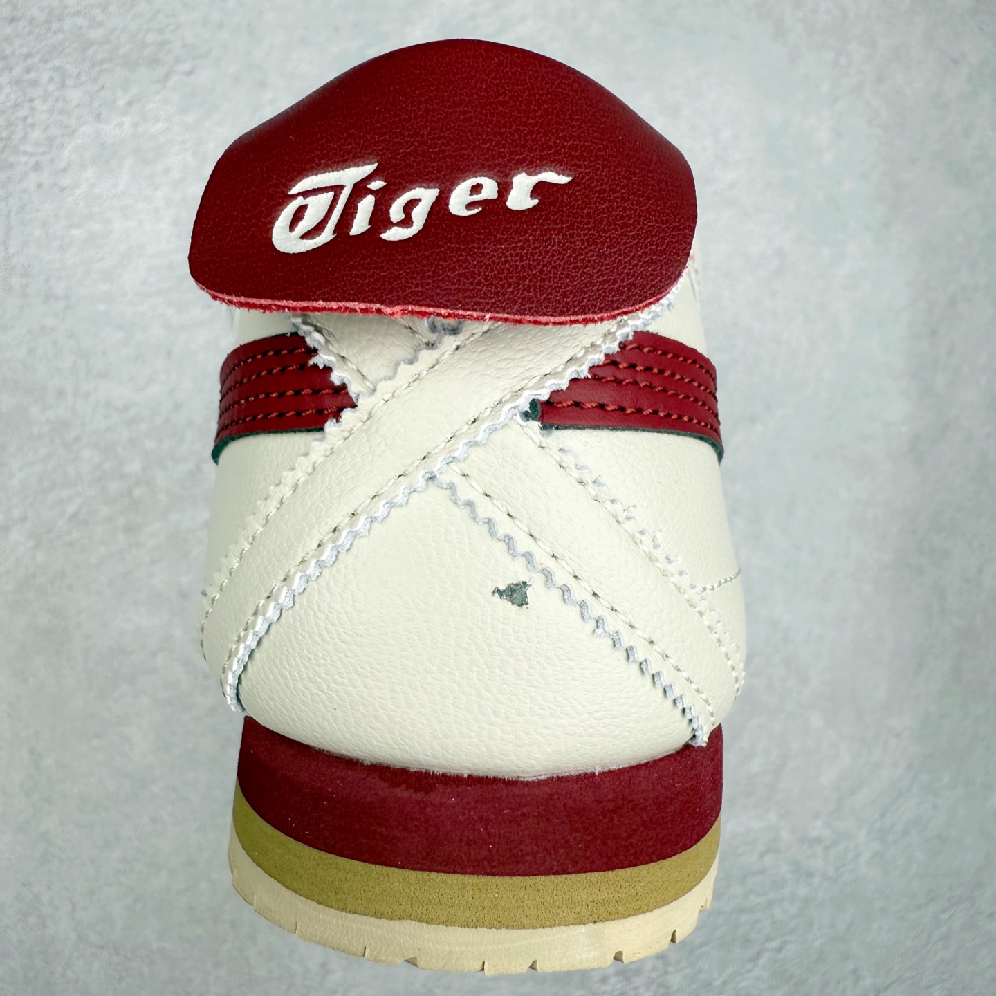 图片[8]-＃C版 Asics Onitsuka Tiger MEXICO 66 亚瑟士鬼冢虎复古经典板鞋 市场王者选手 海外订单工厂出品 长期生产补货永不断码 超成熟稳定的做工品控 原装全套纸板楦头开发 原汁原味 完美呈现版型 私模正确鞋底咬花纹路 一比一鞋头弧度高度鞋身弧度 绝不口嗨 细节品控鞋型随意秒杀市面 原档咬花纹路私模大底 一个单元有六个三角形 总体形拼接呈现花瓣状 官方四联吊牌 原装Ortholite轻量化鞋垫 原盒原配 质保卡 说明书 钢印防尘纸 纸板中底带钢印 乳胶组合鞋垫 支持全方位的对比专柜 产品从款式颜色造型上体现出追求舒适和细节的完美 鞋类更是推崇手工制作的严谨与完美 融舒适性与可穿性的设计风格 注重细节的完美和别致魅力 既保持稳重 又不失轻松的时尚感 尺码：36 37 37.5 38 39 39.5 40 40.5 41.5 42 42.5 43.5 44 45-选品中心