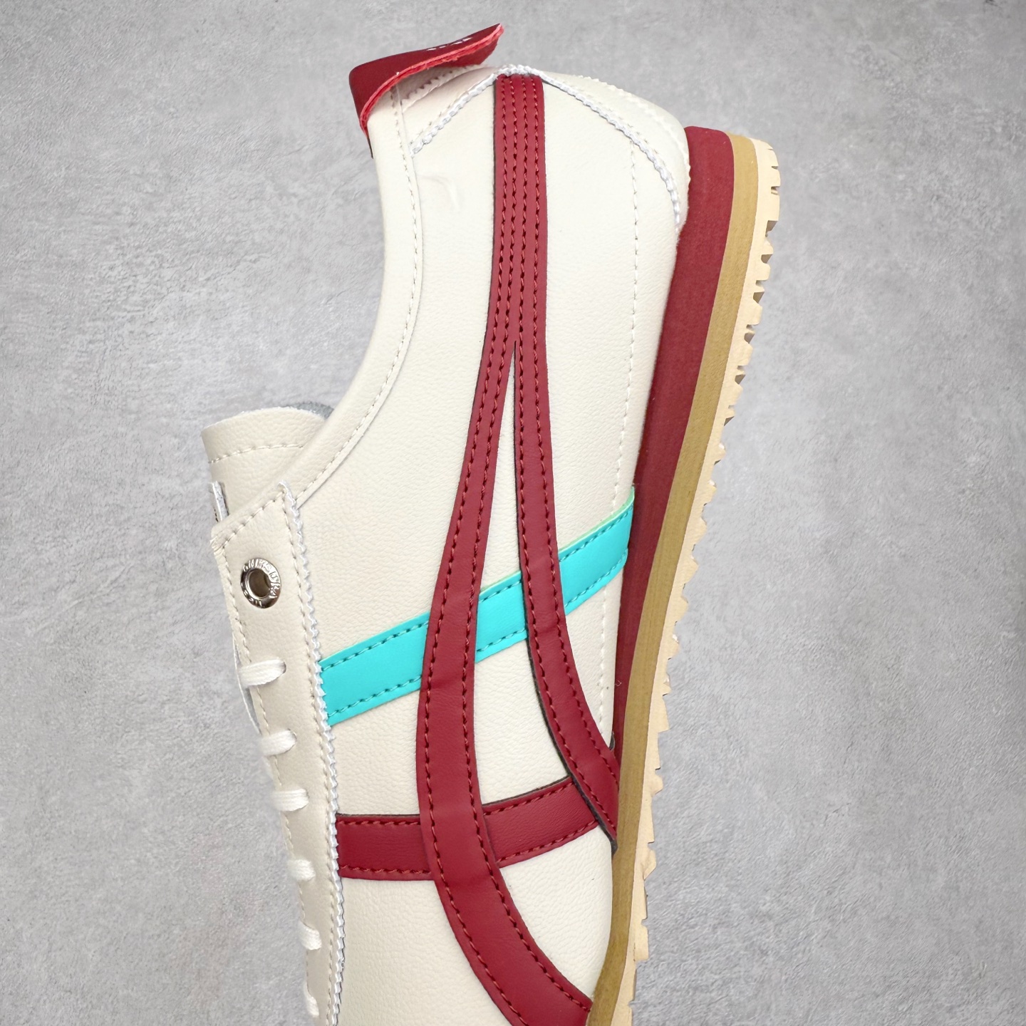 图片[7]-＃C版 Asics Onitsuka Tiger MEXICO 66 亚瑟士鬼冢虎复古经典板鞋 市场王者选手 海外订单工厂出品 长期生产补货永不断码 超成熟稳定的做工品控 原装全套纸板楦头开发 原汁原味 完美呈现版型 私模正确鞋底咬花纹路 一比一鞋头弧度高度鞋身弧度 绝不口嗨 细节品控鞋型随意秒杀市面 原档咬花纹路私模大底 一个单元有六个三角形 总体形拼接呈现花瓣状 官方四联吊牌 原装Ortholite轻量化鞋垫 原盒原配 质保卡 说明书 钢印防尘纸 纸板中底带钢印 乳胶组合鞋垫 支持全方位的对比专柜 产品从款式颜色造型上体现出追求舒适和细节的完美 鞋类更是推崇手工制作的严谨与完美 融舒适性与可穿性的设计风格 注重细节的完美和别致魅力 既保持稳重 又不失轻松的时尚感 尺码：36 37 37.5 38 39 39.5 40 40.5 41.5 42 42.5 43.5 44 45-选品中心