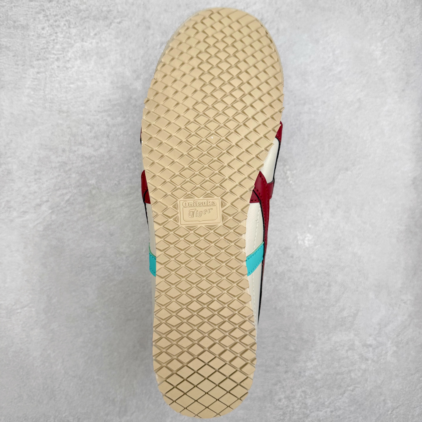 图片[9]-＃C版 Asics Onitsuka Tiger MEXICO 66 亚瑟士鬼冢虎复古经典板鞋 市场王者选手 海外订单工厂出品 长期生产补货永不断码 超成熟稳定的做工品控 原装全套纸板楦头开发 原汁原味 完美呈现版型 私模正确鞋底咬花纹路 一比一鞋头弧度高度鞋身弧度 绝不口嗨 细节品控鞋型随意秒杀市面 原档咬花纹路私模大底 一个单元有六个三角形 总体形拼接呈现花瓣状 官方四联吊牌 原装Ortholite轻量化鞋垫 原盒原配 质保卡 说明书 钢印防尘纸 纸板中底带钢印 乳胶组合鞋垫 支持全方位的对比专柜 产品从款式颜色造型上体现出追求舒适和细节的完美 鞋类更是推崇手工制作的严谨与完美 融舒适性与可穿性的设计风格 注重细节的完美和别致魅力 既保持稳重 又不失轻松的时尚感 尺码：36 37 37.5 38 39 39.5 40 40.5 41.5 42 42.5 43.5 44 45-选品中心