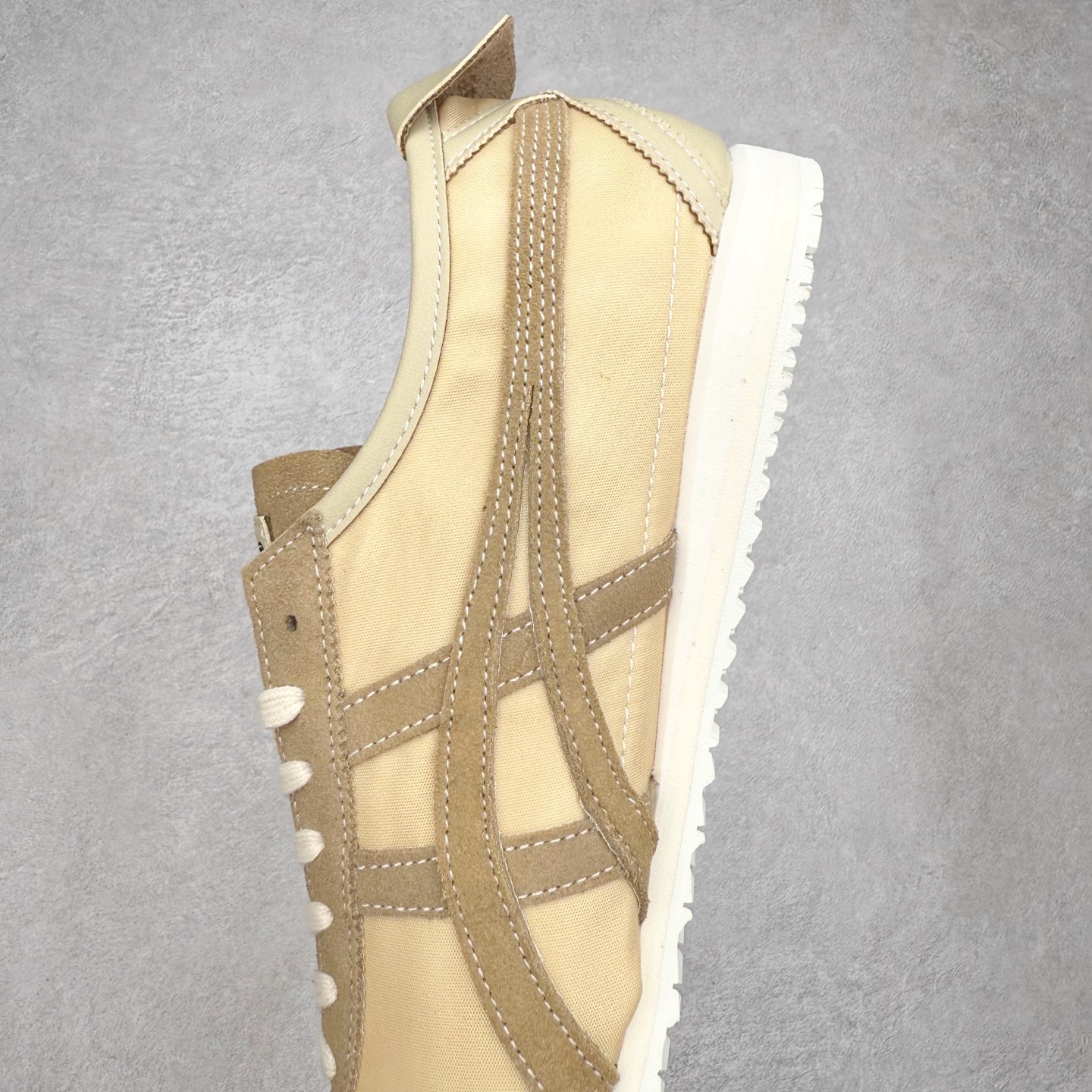 图片[7]-＃C版 Asics Onitsuka Tiger MEXICO 66 亚瑟士鬼冢虎复古经典板鞋 市场王者选手 海外订单工厂出品 长期生产补货永不断码 超成熟稳定的做工品控 原装全套纸板楦头开发 原汁原味 完美呈现版型 私模正确鞋底咬花纹路 一比一鞋头弧度高度鞋身弧度 绝不口嗨 细节品控鞋型随意秒杀市面 原档咬花纹路私模大底 一个单元有六个三角形 总体形拼接呈现花瓣状 官方四联吊牌 原装Ortholite轻量化鞋垫 原盒原配 质保卡 说明书 钢印防尘纸 纸板中底带钢印 乳胶组合鞋垫 支持全方位的对比专柜 产品从款式颜色造型上体现出追求舒适和细节的完美 鞋类更是推崇手工制作的严谨与完美 融舒适性与可穿性的设计风格 注重细节的完美和别致魅力 既保持稳重 又不失轻松的时尚感 尺码：36 37 37.5 38 39 39.5 40 40.5 41.5 42 42.5 43.5 44 45-选品中心