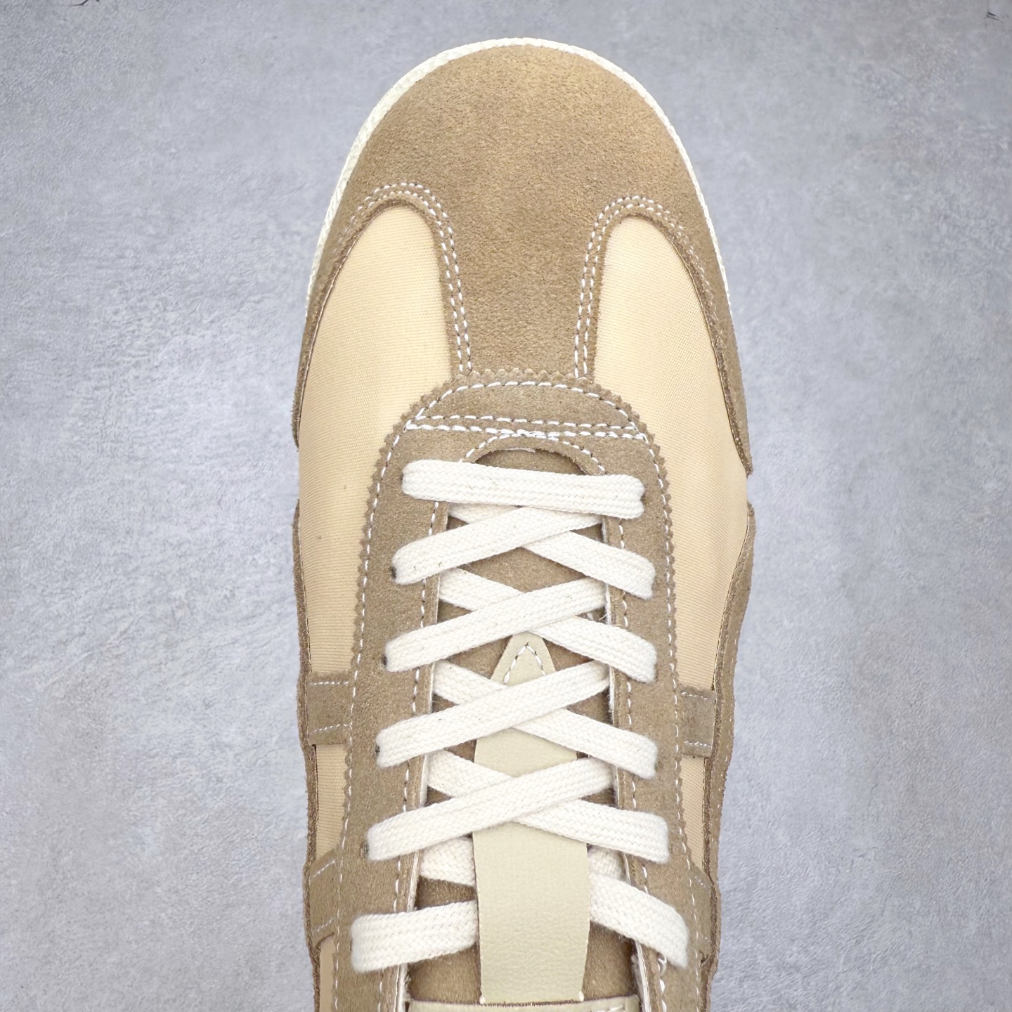 图片[4]-＃C版 Asics Onitsuka Tiger MEXICO 66 亚瑟士鬼冢虎复古经典板鞋 市场王者选手 海外订单工厂出品 长期生产补货永不断码 超成熟稳定的做工品控 原装全套纸板楦头开发 原汁原味 完美呈现版型 私模正确鞋底咬花纹路 一比一鞋头弧度高度鞋身弧度 绝不口嗨 细节品控鞋型随意秒杀市面 原档咬花纹路私模大底 一个单元有六个三角形 总体形拼接呈现花瓣状 官方四联吊牌 原装Ortholite轻量化鞋垫 原盒原配 质保卡 说明书 钢印防尘纸 纸板中底带钢印 乳胶组合鞋垫 支持全方位的对比专柜 产品从款式颜色造型上体现出追求舒适和细节的完美 鞋类更是推崇手工制作的严谨与完美 融舒适性与可穿性的设计风格 注重细节的完美和别致魅力 既保持稳重 又不失轻松的时尚感 尺码：36 37 37.5 38 39 39.5 40 40.5 41.5 42 42.5 43.5 44 45-选品中心