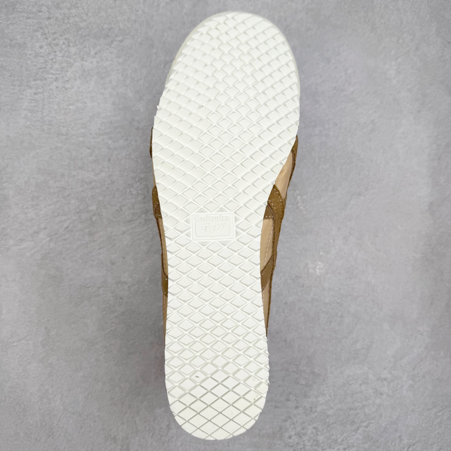 图片[9]-＃C版 Asics Onitsuka Tiger MEXICO 66 亚瑟士鬼冢虎复古经典板鞋 市场王者选手 海外订单工厂出品 长期生产补货永不断码 超成熟稳定的做工品控 原装全套纸板楦头开发 原汁原味 完美呈现版型 私模正确鞋底咬花纹路 一比一鞋头弧度高度鞋身弧度 绝不口嗨 细节品控鞋型随意秒杀市面 原档咬花纹路私模大底 一个单元有六个三角形 总体形拼接呈现花瓣状 官方四联吊牌 原装Ortholite轻量化鞋垫 原盒原配 质保卡 说明书 钢印防尘纸 纸板中底带钢印 乳胶组合鞋垫 支持全方位的对比专柜 产品从款式颜色造型上体现出追求舒适和细节的完美 鞋类更是推崇手工制作的严谨与完美 融舒适性与可穿性的设计风格 注重细节的完美和别致魅力 既保持稳重 又不失轻松的时尚感 尺码：36 37 37.5 38 39 39.5 40 40.5 41.5 42 42.5 43.5 44 45-选品中心