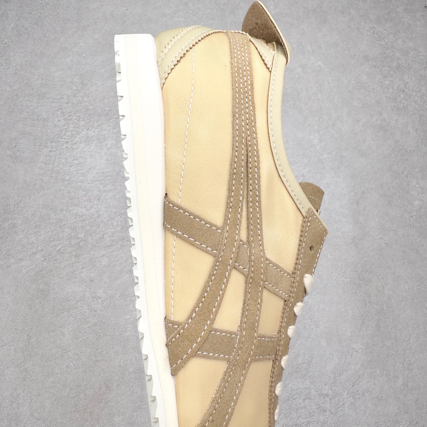 图片[6]-＃C版 Asics Onitsuka Tiger MEXICO 66 亚瑟士鬼冢虎复古经典板鞋 市场王者选手 海外订单工厂出品 长期生产补货永不断码 超成熟稳定的做工品控 原装全套纸板楦头开发 原汁原味 完美呈现版型 私模正确鞋底咬花纹路 一比一鞋头弧度高度鞋身弧度 绝不口嗨 细节品控鞋型随意秒杀市面 原档咬花纹路私模大底 一个单元有六个三角形 总体形拼接呈现花瓣状 官方四联吊牌 原装Ortholite轻量化鞋垫 原盒原配 质保卡 说明书 钢印防尘纸 纸板中底带钢印 乳胶组合鞋垫 支持全方位的对比专柜 产品从款式颜色造型上体现出追求舒适和细节的完美 鞋类更是推崇手工制作的严谨与完美 融舒适性与可穿性的设计风格 注重细节的完美和别致魅力 既保持稳重 又不失轻松的时尚感 尺码：36 37 37.5 38 39 39.5 40 40.5 41.5 42 42.5 43.5 44 45-选品中心