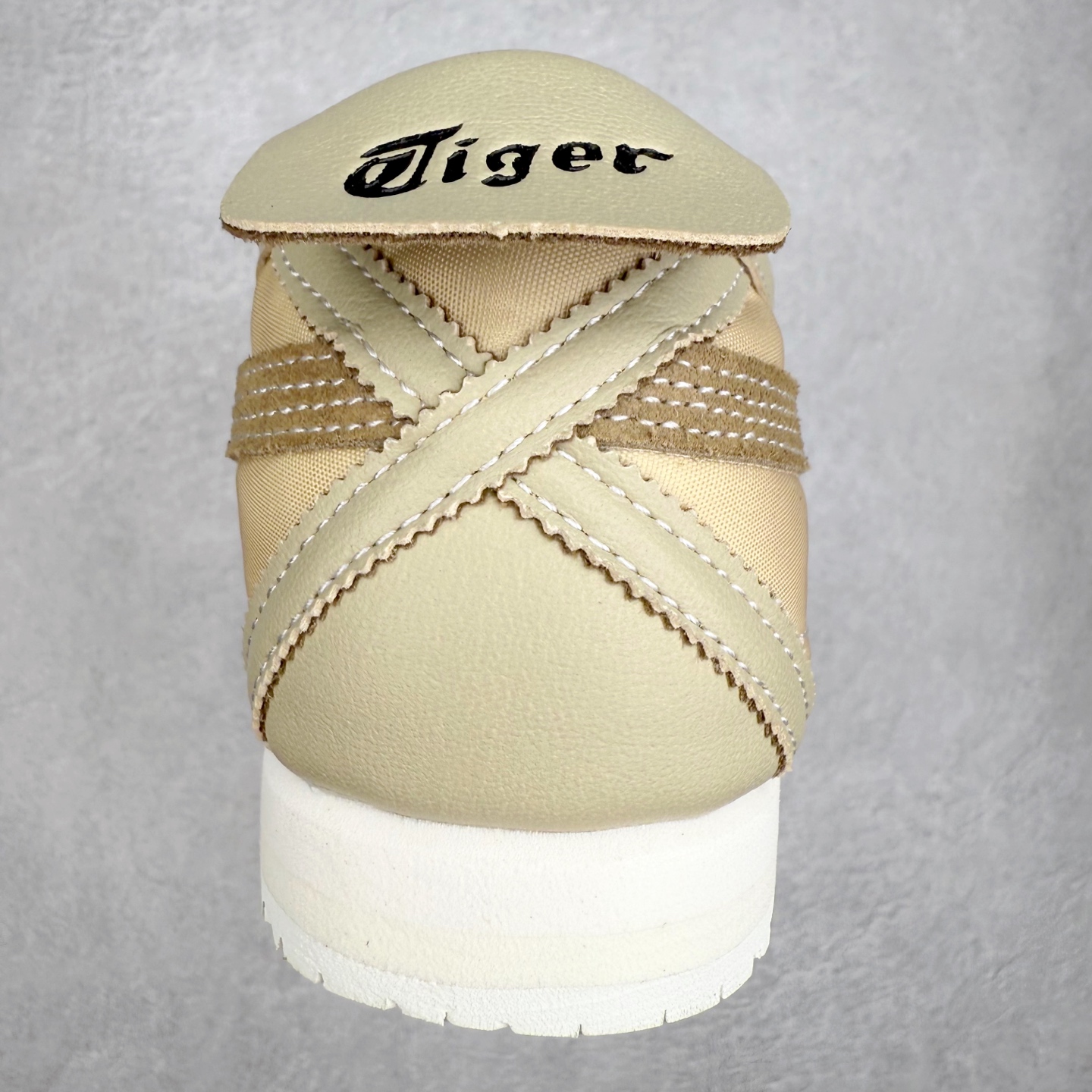 图片[8]-＃C版 Asics Onitsuka Tiger MEXICO 66 亚瑟士鬼冢虎复古经典板鞋 市场王者选手 海外订单工厂出品 长期生产补货永不断码 超成熟稳定的做工品控 原装全套纸板楦头开发 原汁原味 完美呈现版型 私模正确鞋底咬花纹路 一比一鞋头弧度高度鞋身弧度 绝不口嗨 细节品控鞋型随意秒杀市面 原档咬花纹路私模大底 一个单元有六个三角形 总体形拼接呈现花瓣状 官方四联吊牌 原装Ortholite轻量化鞋垫 原盒原配 质保卡 说明书 钢印防尘纸 纸板中底带钢印 乳胶组合鞋垫 支持全方位的对比专柜 产品从款式颜色造型上体现出追求舒适和细节的完美 鞋类更是推崇手工制作的严谨与完美 融舒适性与可穿性的设计风格 注重细节的完美和别致魅力 既保持稳重 又不失轻松的时尚感 尺码：36 37 37.5 38 39 39.5 40 40.5 41.5 42 42.5 43.5 44 45-选品中心