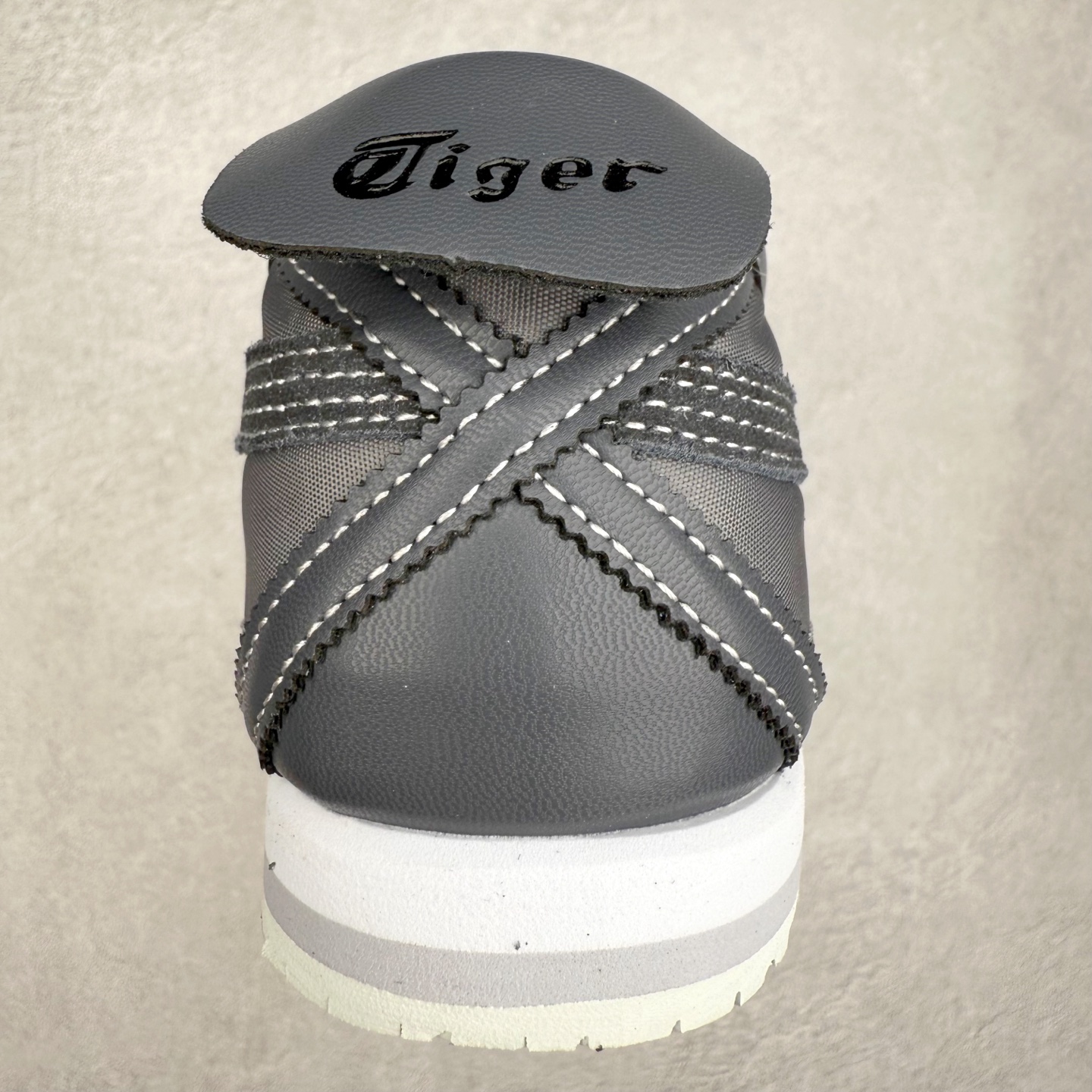 图片[8]-＃C版 Asics Onitsuka Tiger MEXICO 66 亚瑟士鬼冢虎复古经典板鞋 市场王者选手 海外订单工厂出品 长期生产补货永不断码 超成熟稳定的做工品控 原装全套纸板楦头开发 原汁原味 完美呈现版型 私模正确鞋底咬花纹路 一比一鞋头弧度高度鞋身弧度 绝不口嗨 细节品控鞋型随意秒杀市面 原档咬花纹路私模大底 一个单元有六个三角形 总体形拼接呈现花瓣状 官方四联吊牌 原装Ortholite轻量化鞋垫 原盒原配 质保卡 说明书 钢印防尘纸 纸板中底带钢印 乳胶组合鞋垫 支持全方位的对比专柜 产品从款式颜色造型上体现出追求舒适和细节的完美 鞋类更是推崇手工制作的严谨与完美 融舒适性与可穿性的设计风格 注重细节的完美和别致魅力 既保持稳重 又不失轻松的时尚感 尺码：36 37 37.5 38 39 39.5 40 40.5 41.5 42 42.5 43.5 44 45-选品中心