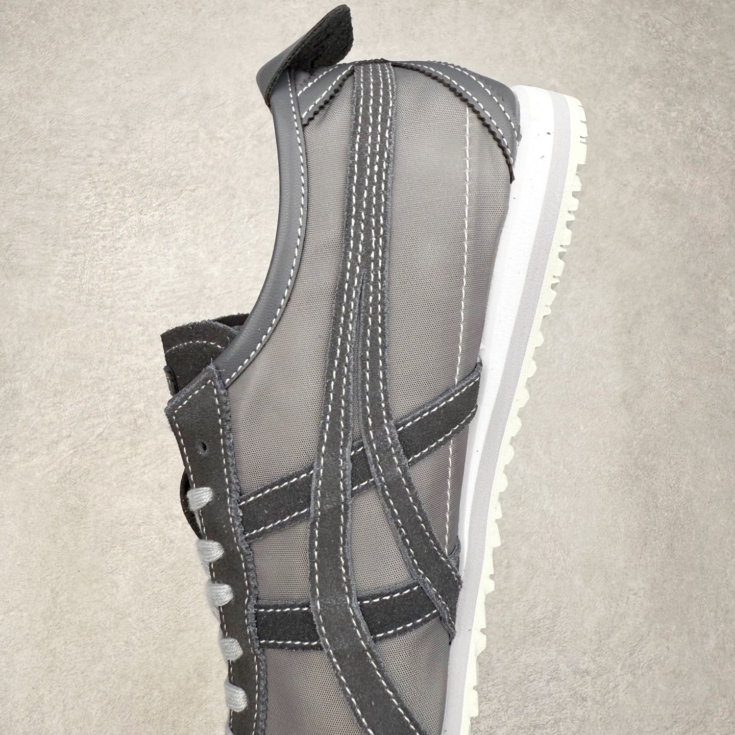 图片[7]-＃C版 Asics Onitsuka Tiger MEXICO 66 亚瑟士鬼冢虎复古经典板鞋 市场王者选手 海外订单工厂出品 长期生产补货永不断码 超成熟稳定的做工品控 原装全套纸板楦头开发 原汁原味 完美呈现版型 私模正确鞋底咬花纹路 一比一鞋头弧度高度鞋身弧度 绝不口嗨 细节品控鞋型随意秒杀市面 原档咬花纹路私模大底 一个单元有六个三角形 总体形拼接呈现花瓣状 官方四联吊牌 原装Ortholite轻量化鞋垫 原盒原配 质保卡 说明书 钢印防尘纸 纸板中底带钢印 乳胶组合鞋垫 支持全方位的对比专柜 产品从款式颜色造型上体现出追求舒适和细节的完美 鞋类更是推崇手工制作的严谨与完美 融舒适性与可穿性的设计风格 注重细节的完美和别致魅力 既保持稳重 又不失轻松的时尚感 尺码：36 37 37.5 38 39 39.5 40 40.5 41.5 42 42.5 43.5 44 45-选品中心