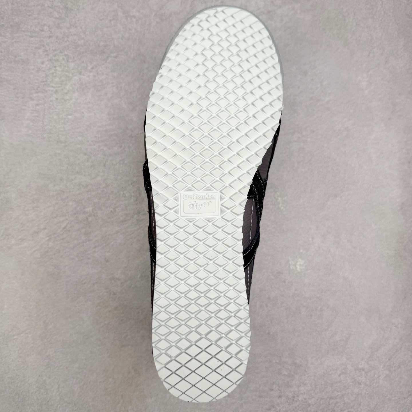 图片[9]-＃C版 Asics Onitsuka Tiger MEXICO 66 亚瑟士鬼冢虎复古经典板鞋 市场王者选手 海外订单工厂出品 长期生产补货永不断码 超成熟稳定的做工品控 原装全套纸板楦头开发 原汁原味 完美呈现版型 私模正确鞋底咬花纹路 一比一鞋头弧度高度鞋身弧度 绝不口嗨 细节品控鞋型随意秒杀市面 原档咬花纹路私模大底 一个单元有六个三角形 总体形拼接呈现花瓣状 官方四联吊牌 原装Ortholite轻量化鞋垫 原盒原配 质保卡 说明书 钢印防尘纸 纸板中底带钢印 乳胶组合鞋垫 支持全方位的对比专柜 产品从款式颜色造型上体现出追求舒适和细节的完美 鞋类更是推崇手工制作的严谨与完美 融舒适性与可穿性的设计风格 注重细节的完美和别致魅力 既保持稳重 又不失轻松的时尚感 尺码：36 37 37.5 38 39 39.5 40 40.5 41.5 42 42.5 43.5 44 45-选品中心