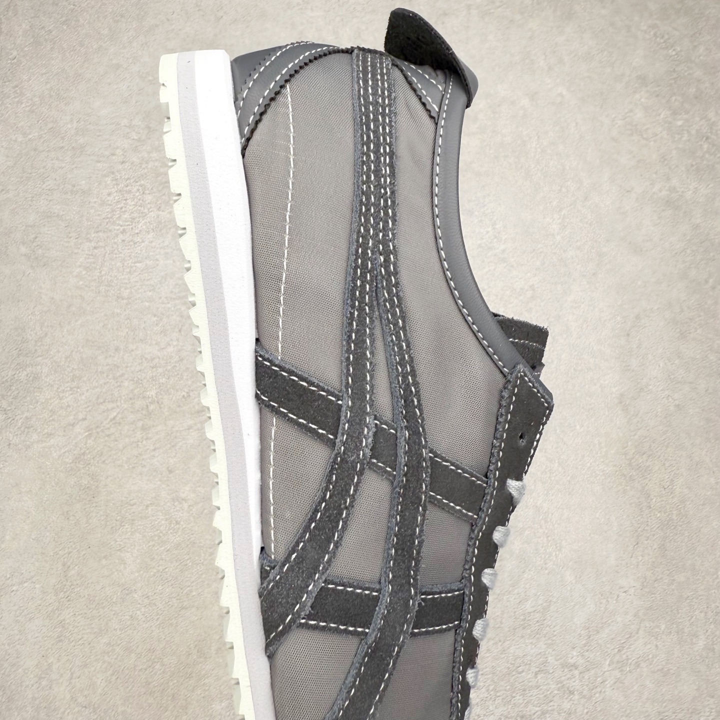 图片[6]-＃C版 Asics Onitsuka Tiger MEXICO 66 亚瑟士鬼冢虎复古经典板鞋 市场王者选手 海外订单工厂出品 长期生产补货永不断码 超成熟稳定的做工品控 原装全套纸板楦头开发 原汁原味 完美呈现版型 私模正确鞋底咬花纹路 一比一鞋头弧度高度鞋身弧度 绝不口嗨 细节品控鞋型随意秒杀市面 原档咬花纹路私模大底 一个单元有六个三角形 总体形拼接呈现花瓣状 官方四联吊牌 原装Ortholite轻量化鞋垫 原盒原配 质保卡 说明书 钢印防尘纸 纸板中底带钢印 乳胶组合鞋垫 支持全方位的对比专柜 产品从款式颜色造型上体现出追求舒适和细节的完美 鞋类更是推崇手工制作的严谨与完美 融舒适性与可穿性的设计风格 注重细节的完美和别致魅力 既保持稳重 又不失轻松的时尚感 尺码：36 37 37.5 38 39 39.5 40 40.5 41.5 42 42.5 43.5 44 45-选品中心