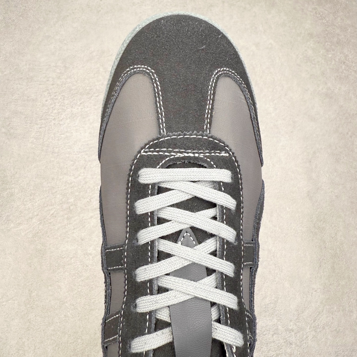 图片[4]-＃C版 Asics Onitsuka Tiger MEXICO 66 亚瑟士鬼冢虎复古经典板鞋 市场王者选手 海外订单工厂出品 长期生产补货永不断码 超成熟稳定的做工品控 原装全套纸板楦头开发 原汁原味 完美呈现版型 私模正确鞋底咬花纹路 一比一鞋头弧度高度鞋身弧度 绝不口嗨 细节品控鞋型随意秒杀市面 原档咬花纹路私模大底 一个单元有六个三角形 总体形拼接呈现花瓣状 官方四联吊牌 原装Ortholite轻量化鞋垫 原盒原配 质保卡 说明书 钢印防尘纸 纸板中底带钢印 乳胶组合鞋垫 支持全方位的对比专柜 产品从款式颜色造型上体现出追求舒适和细节的完美 鞋类更是推崇手工制作的严谨与完美 融舒适性与可穿性的设计风格 注重细节的完美和别致魅力 既保持稳重 又不失轻松的时尚感 尺码：36 37 37.5 38 39 39.5 40 40.5 41.5 42 42.5 43.5 44 45-选品中心