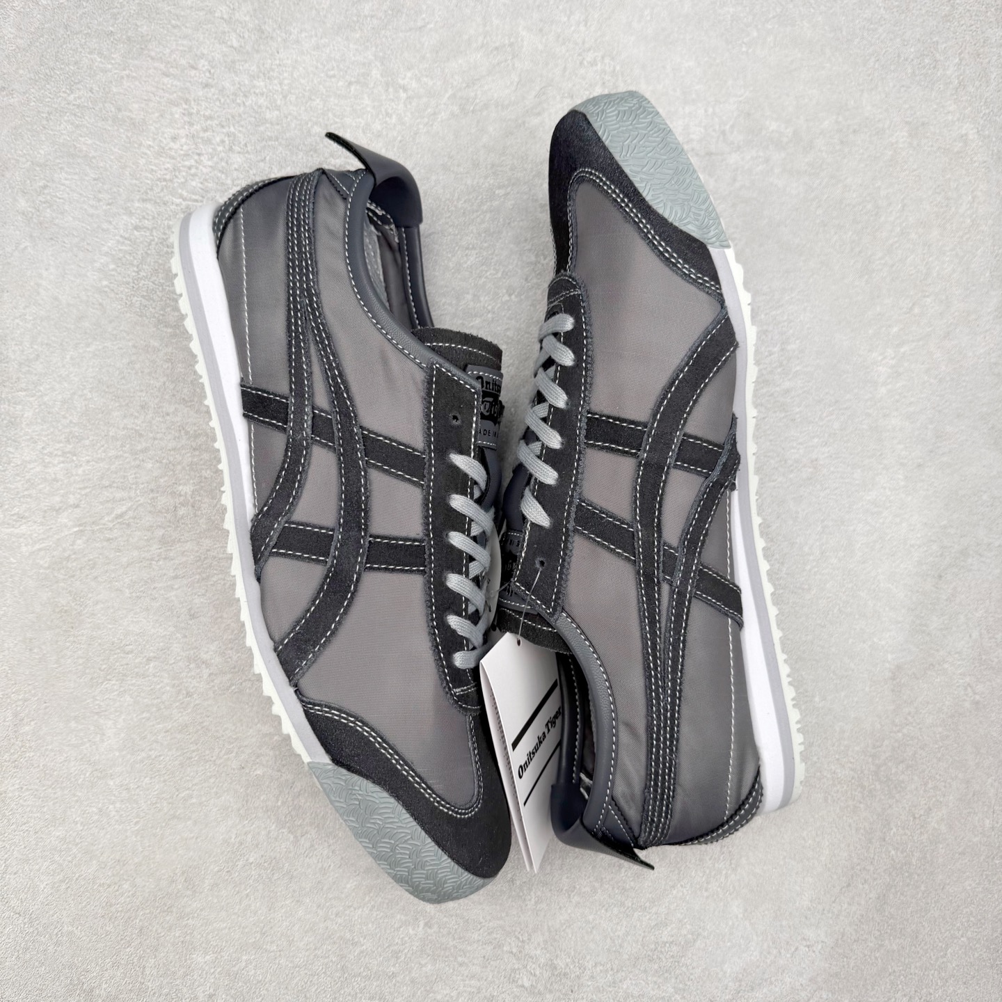 图片[3]-＃C版 Asics Onitsuka Tiger MEXICO 66 亚瑟士鬼冢虎复古经典板鞋 市场王者选手 海外订单工厂出品 长期生产补货永不断码 超成熟稳定的做工品控 原装全套纸板楦头开发 原汁原味 完美呈现版型 私模正确鞋底咬花纹路 一比一鞋头弧度高度鞋身弧度 绝不口嗨 细节品控鞋型随意秒杀市面 原档咬花纹路私模大底 一个单元有六个三角形 总体形拼接呈现花瓣状 官方四联吊牌 原装Ortholite轻量化鞋垫 原盒原配 质保卡 说明书 钢印防尘纸 纸板中底带钢印 乳胶组合鞋垫 支持全方位的对比专柜 产品从款式颜色造型上体现出追求舒适和细节的完美 鞋类更是推崇手工制作的严谨与完美 融舒适性与可穿性的设计风格 注重细节的完美和别致魅力 既保持稳重 又不失轻松的时尚感 尺码：36 37 37.5 38 39 39.5 40 40.5 41.5 42 42.5 43.5 44 45-选品中心