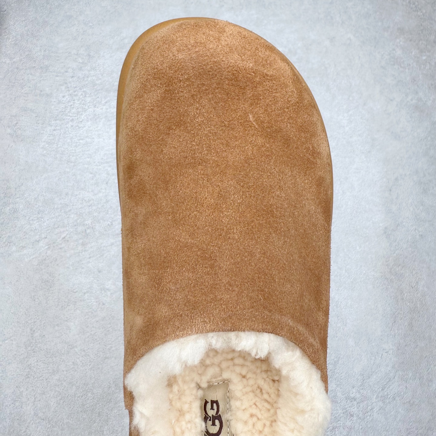 图片[4]-UGG 1618 经典秋冬羊皮毛一体雪地靴 隆丰A级澳洲进口羊皮毛一体 完全遵循ZP工艺流程 代工厂原厂版师 秉承无原鞋不开发选择 注重每一处细节 市面最正版型 TREADLITE\\\”轻翼\\\”科技外底 轻便/耐用/柔韧/桩型【售后郑重承诺】一个月内若出现重大脱胶/断底等质量问题 直接为您换新 翻毛皮鞋面 细腻亲肤再生聚酯纤维滚边 舒适易打理 保暖性佳 UGG plush™ 里衬和内底 茸软亲肤 舒适暖足 经典鞋型搭配轻盈厚底 稳稳拿捏秋冬出街时髦造型 Treadlite by UGG 轻翼大底 轻盈缓震 为双足减负 舒适轻便 助你轻松畅玩整天 尺码：35 36 37 38 39 40-选品中心