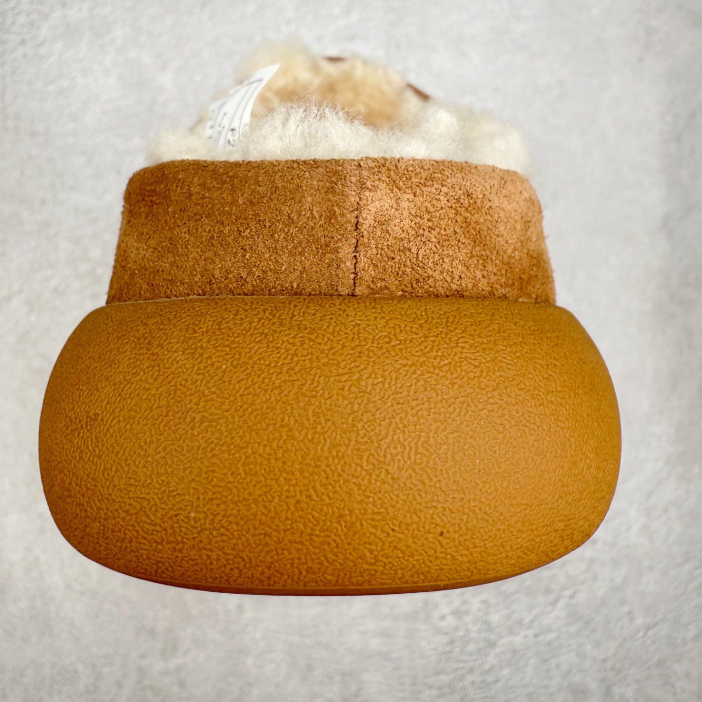 图片[8]-UGG 1618 经典秋冬羊皮毛一体雪地靴 隆丰A级澳洲进口羊皮毛一体 完全遵循ZP工艺流程 代工厂原厂版师 秉承无原鞋不开发选择 注重每一处细节 市面最正版型 TREADLITE\\\”轻翼\\\”科技外底 轻便/耐用/柔韧/桩型【售后郑重承诺】一个月内若出现重大脱胶/断底等质量问题 直接为您换新 翻毛皮鞋面 细腻亲肤再生聚酯纤维滚边 舒适易打理 保暖性佳 UGG plush™ 里衬和内底 茸软亲肤 舒适暖足 经典鞋型搭配轻盈厚底 稳稳拿捏秋冬出街时髦造型 Treadlite by UGG 轻翼大底 轻盈缓震 为双足减负 舒适轻便 助你轻松畅玩整天 尺码：35 36 37 38 39 40-选品中心