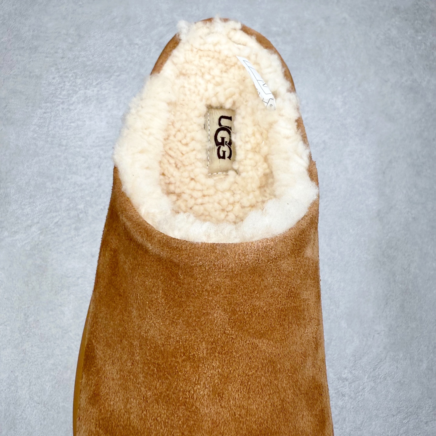 图片[5]-UGG 1618 经典秋冬羊皮毛一体雪地靴 隆丰A级澳洲进口羊皮毛一体 完全遵循ZP工艺流程 代工厂原厂版师 秉承无原鞋不开发选择 注重每一处细节 市面最正版型 TREADLITE\\\”轻翼\\\”科技外底 轻便/耐用/柔韧/桩型【售后郑重承诺】一个月内若出现重大脱胶/断底等质量问题 直接为您换新 翻毛皮鞋面 细腻亲肤再生聚酯纤维滚边 舒适易打理 保暖性佳 UGG plush™ 里衬和内底 茸软亲肤 舒适暖足 经典鞋型搭配轻盈厚底 稳稳拿捏秋冬出街时髦造型 Treadlite by UGG 轻翼大底 轻盈缓震 为双足减负 舒适轻便 助你轻松畅玩整天 尺码：35 36 37 38 39 40-选品中心