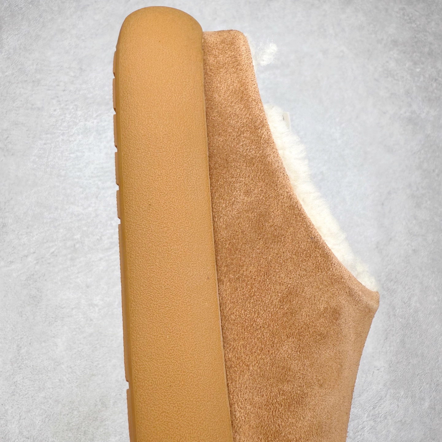 图片[6]-UGG 1618 经典秋冬羊皮毛一体雪地靴 隆丰A级澳洲进口羊皮毛一体 完全遵循ZP工艺流程 代工厂原厂版师 秉承无原鞋不开发选择 注重每一处细节 市面最正版型 TREADLITE\\\”轻翼\\\”科技外底 轻便/耐用/柔韧/桩型【售后郑重承诺】一个月内若出现重大脱胶/断底等质量问题 直接为您换新 翻毛皮鞋面 细腻亲肤再生聚酯纤维滚边 舒适易打理 保暖性佳 UGG plush™ 里衬和内底 茸软亲肤 舒适暖足 经典鞋型搭配轻盈厚底 稳稳拿捏秋冬出街时髦造型 Treadlite by UGG 轻翼大底 轻盈缓震 为双足减负 舒适轻便 助你轻松畅玩整天 尺码：35 36 37 38 39 40-选品中心