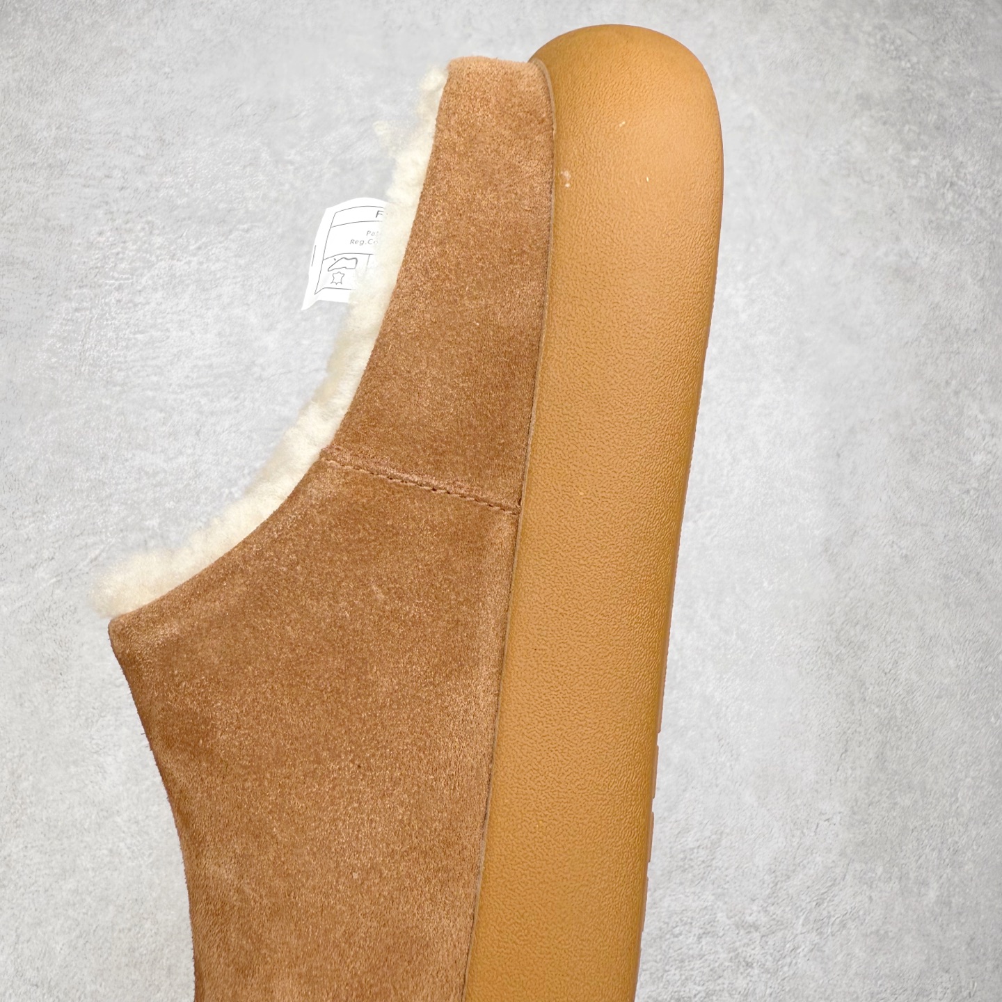 图片[7]-UGG 1618 经典秋冬羊皮毛一体雪地靴 隆丰A级澳洲进口羊皮毛一体 完全遵循ZP工艺流程 代工厂原厂版师 秉承无原鞋不开发选择 注重每一处细节 市面最正版型 TREADLITE\\\”轻翼\\\”科技外底 轻便/耐用/柔韧/桩型【售后郑重承诺】一个月内若出现重大脱胶/断底等质量问题 直接为您换新 翻毛皮鞋面 细腻亲肤再生聚酯纤维滚边 舒适易打理 保暖性佳 UGG plush™ 里衬和内底 茸软亲肤 舒适暖足 经典鞋型搭配轻盈厚底 稳稳拿捏秋冬出街时髦造型 Treadlite by UGG 轻翼大底 轻盈缓震 为双足减负 舒适轻便 助你轻松畅玩整天 尺码：35 36 37 38 39 40-选品中心