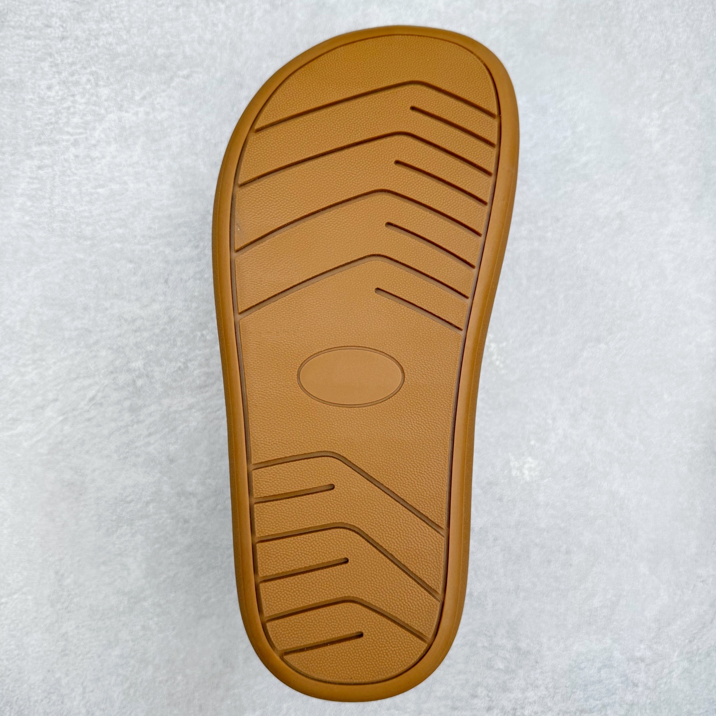 图片[9]-UGG 1618 经典秋冬羊皮毛一体雪地靴 隆丰A级澳洲进口羊皮毛一体 完全遵循ZP工艺流程 代工厂原厂版师 秉承无原鞋不开发选择 注重每一处细节 市面最正版型 TREADLITE\\\”轻翼\\\”科技外底 轻便/耐用/柔韧/桩型【售后郑重承诺】一个月内若出现重大脱胶/断底等质量问题 直接为您换新 翻毛皮鞋面 细腻亲肤再生聚酯纤维滚边 舒适易打理 保暖性佳 UGG plush™ 里衬和内底 茸软亲肤 舒适暖足 经典鞋型搭配轻盈厚底 稳稳拿捏秋冬出街时髦造型 Treadlite by UGG 轻翼大底 轻盈缓震 为双足减负 舒适轻便 助你轻松畅玩整天 尺码：35 36 37 38 39 40-选品中心