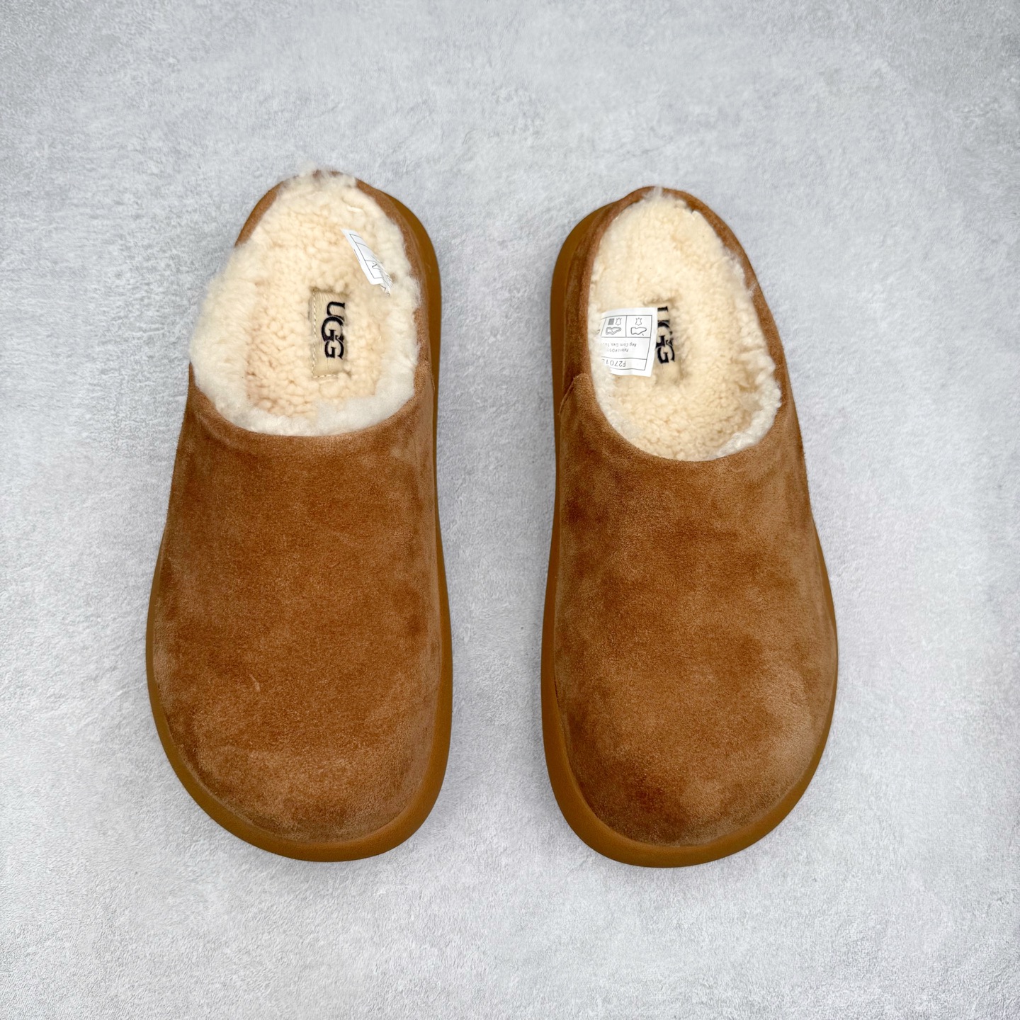 图片[2]-UGG 1618 经典秋冬羊皮毛一体雪地靴 隆丰A级澳洲进口羊皮毛一体 完全遵循ZP工艺流程 代工厂原厂版师 秉承无原鞋不开发选择 注重每一处细节 市面最正版型 TREADLITE\\\”轻翼\\\”科技外底 轻便/耐用/柔韧/桩型【售后郑重承诺】一个月内若出现重大脱胶/断底等质量问题 直接为您换新 翻毛皮鞋面 细腻亲肤再生聚酯纤维滚边 舒适易打理 保暖性佳 UGG plush™ 里衬和内底 茸软亲肤 舒适暖足 经典鞋型搭配轻盈厚底 稳稳拿捏秋冬出街时髦造型 Treadlite by UGG 轻翼大底 轻盈缓震 为双足减负 舒适轻便 助你轻松畅玩整天 尺码：35 36 37 38 39 40-选品中心