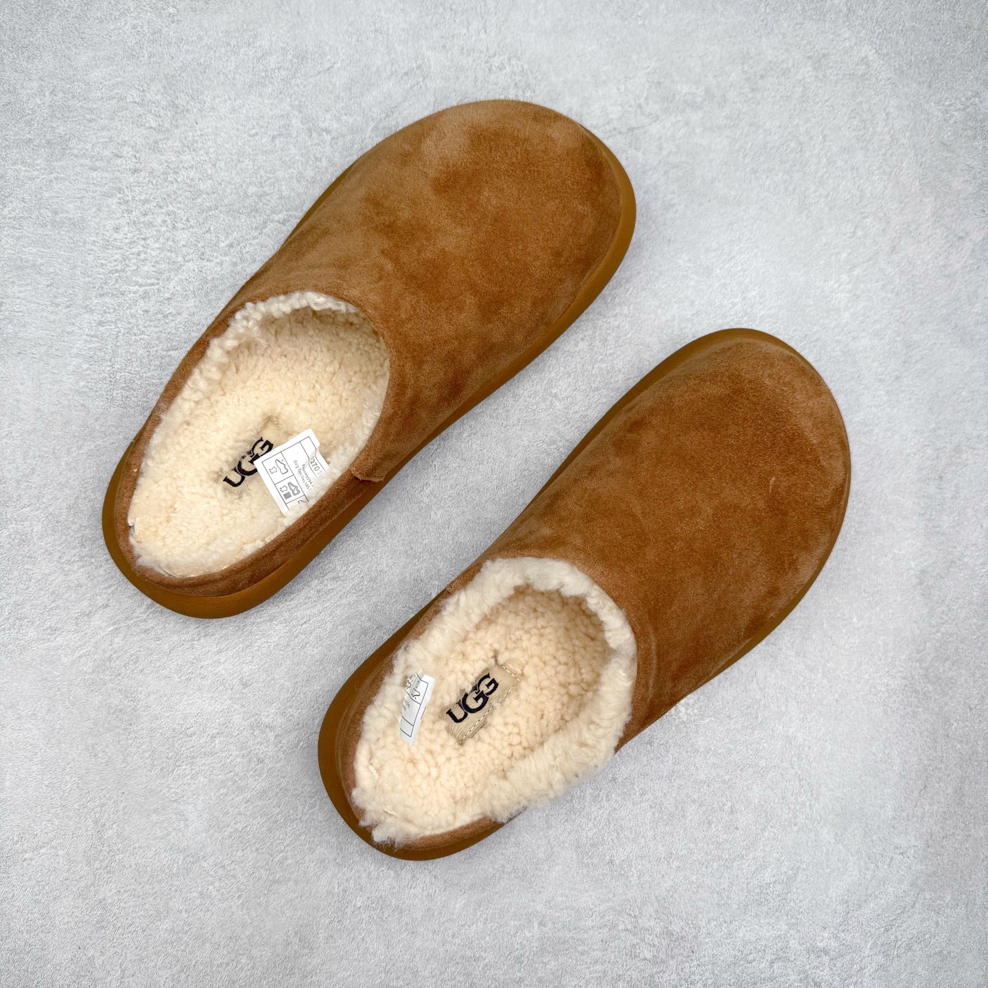 图片[3]-UGG 1618 经典秋冬羊皮毛一体雪地靴 隆丰A级澳洲进口羊皮毛一体 完全遵循ZP工艺流程 代工厂原厂版师 秉承无原鞋不开发选择 注重每一处细节 市面最正版型 TREADLITE\\\”轻翼\\\”科技外底 轻便/耐用/柔韧/桩型【售后郑重承诺】一个月内若出现重大脱胶/断底等质量问题 直接为您换新 翻毛皮鞋面 细腻亲肤再生聚酯纤维滚边 舒适易打理 保暖性佳 UGG plush™ 里衬和内底 茸软亲肤 舒适暖足 经典鞋型搭配轻盈厚底 稳稳拿捏秋冬出街时髦造型 Treadlite by UGG 轻翼大底 轻盈缓震 为双足减负 舒适轻便 助你轻松畅玩整天 尺码：35 36 37 38 39 40-选品中心