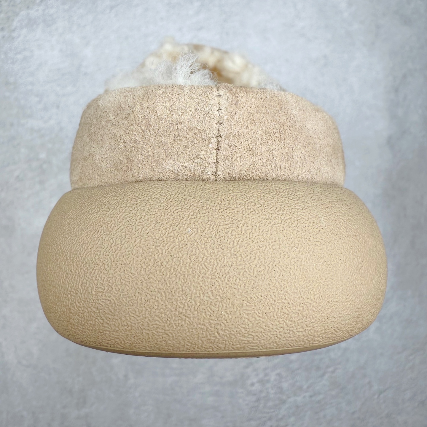 图片[8]-UGG 1618 经典秋冬羊皮毛一体雪地靴 隆丰A级澳洲进口羊皮毛一体 完全遵循ZP工艺流程 代工厂原厂版师 秉承无原鞋不开发选择 注重每一处细节 市面最正版型 TREADLITE\\\”轻翼\\\”科技外底 轻便/耐用/柔韧/桩型【售后郑重承诺】一个月内若出现重大脱胶/断底等质量问题 直接为您换新 翻毛皮鞋面 细腻亲肤再生聚酯纤维滚边 舒适易打理 保暖性佳 UGG plush™ 里衬和内底 茸软亲肤 舒适暖足 经典鞋型搭配轻盈厚底 稳稳拿捏秋冬出街时髦造型 Treadlite by UGG 轻翼大底 轻盈缓震 为双足减负 舒适轻便 助你轻松畅玩整天 尺码：35 36 37 38 39 40-选品中心