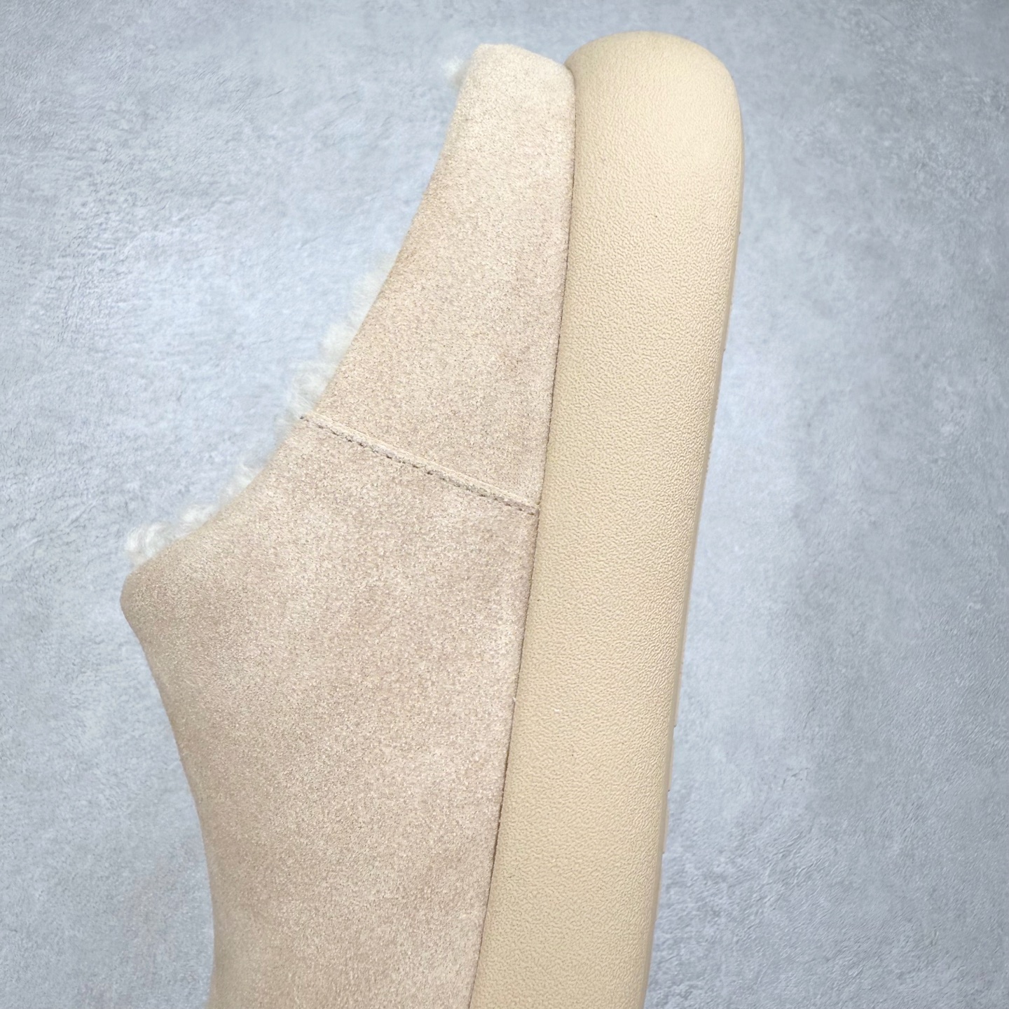 图片[7]-UGG 1618 经典秋冬羊皮毛一体雪地靴 隆丰A级澳洲进口羊皮毛一体 完全遵循ZP工艺流程 代工厂原厂版师 秉承无原鞋不开发选择 注重每一处细节 市面最正版型 TREADLITE\\\”轻翼\\\”科技外底 轻便/耐用/柔韧/桩型【售后郑重承诺】一个月内若出现重大脱胶/断底等质量问题 直接为您换新 翻毛皮鞋面 细腻亲肤再生聚酯纤维滚边 舒适易打理 保暖性佳 UGG plush™ 里衬和内底 茸软亲肤 舒适暖足 经典鞋型搭配轻盈厚底 稳稳拿捏秋冬出街时髦造型 Treadlite by UGG 轻翼大底 轻盈缓震 为双足减负 舒适轻便 助你轻松畅玩整天 尺码：35 36 37 38 39 40-选品中心