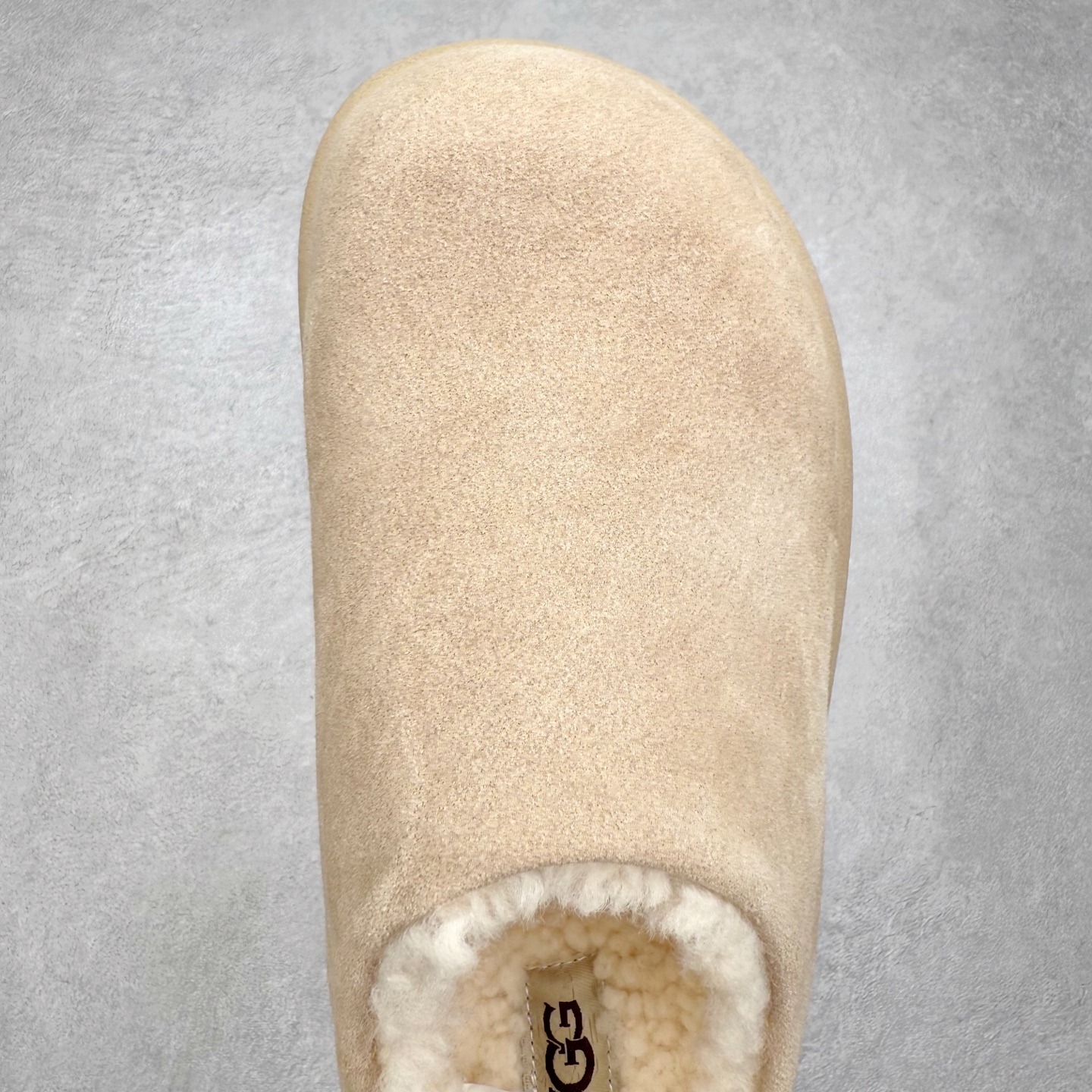 图片[4]-UGG 1618 经典秋冬羊皮毛一体雪地靴 隆丰A级澳洲进口羊皮毛一体 完全遵循ZP工艺流程 代工厂原厂版师 秉承无原鞋不开发选择 注重每一处细节 市面最正版型 TREADLITE\\\”轻翼\\\”科技外底 轻便/耐用/柔韧/桩型【售后郑重承诺】一个月内若出现重大脱胶/断底等质量问题 直接为您换新 翻毛皮鞋面 细腻亲肤再生聚酯纤维滚边 舒适易打理 保暖性佳 UGG plush™ 里衬和内底 茸软亲肤 舒适暖足 经典鞋型搭配轻盈厚底 稳稳拿捏秋冬出街时髦造型 Treadlite by UGG 轻翼大底 轻盈缓震 为双足减负 舒适轻便 助你轻松畅玩整天 尺码：35 36 37 38 39 40-选品中心