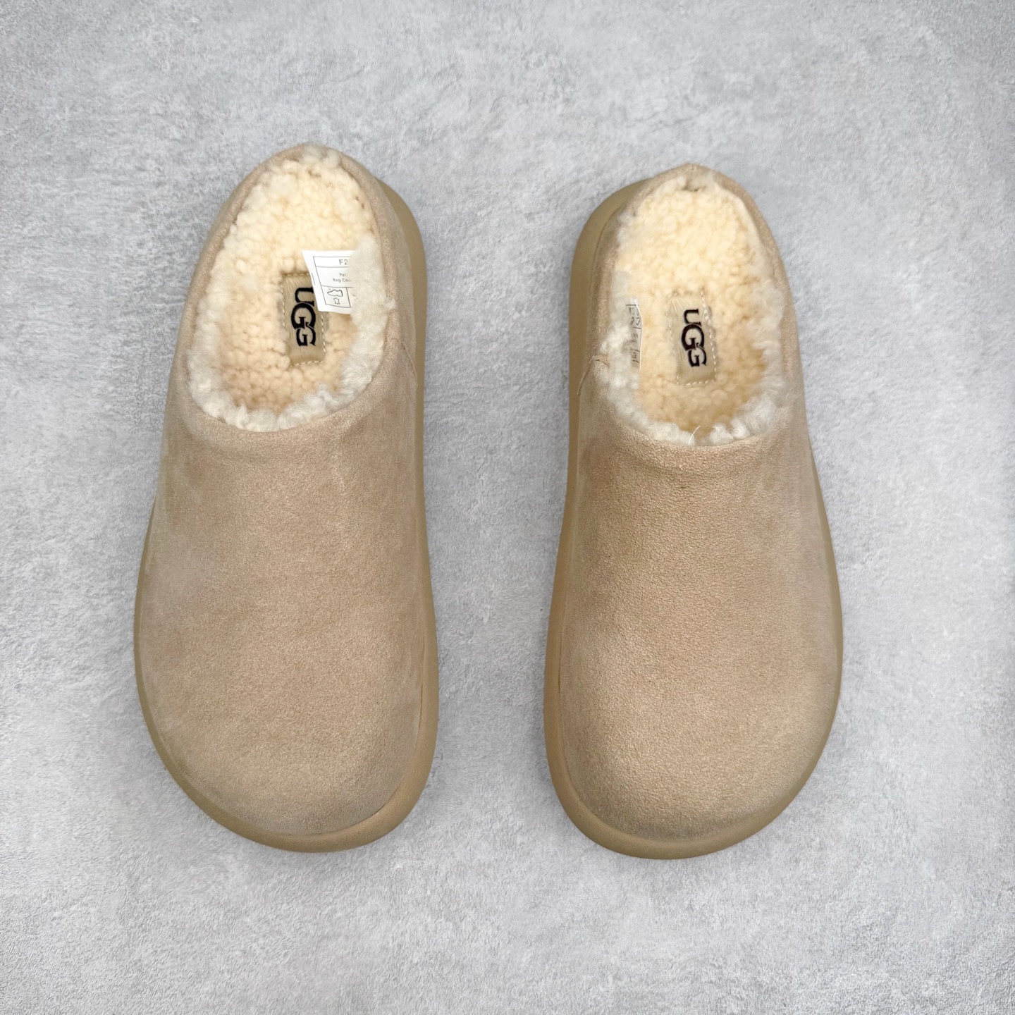 图片[2]-UGG 1618 经典秋冬羊皮毛一体雪地靴 隆丰A级澳洲进口羊皮毛一体 完全遵循ZP工艺流程 代工厂原厂版师 秉承无原鞋不开发选择 注重每一处细节 市面最正版型 TREADLITE\\\”轻翼\\\”科技外底 轻便/耐用/柔韧/桩型【售后郑重承诺】一个月内若出现重大脱胶/断底等质量问题 直接为您换新 翻毛皮鞋面 细腻亲肤再生聚酯纤维滚边 舒适易打理 保暖性佳 UGG plush™ 里衬和内底 茸软亲肤 舒适暖足 经典鞋型搭配轻盈厚底 稳稳拿捏秋冬出街时髦造型 Treadlite by UGG 轻翼大底 轻盈缓震 为双足减负 舒适轻便 助你轻松畅玩整天 尺码：35 36 37 38 39 40-选品中心