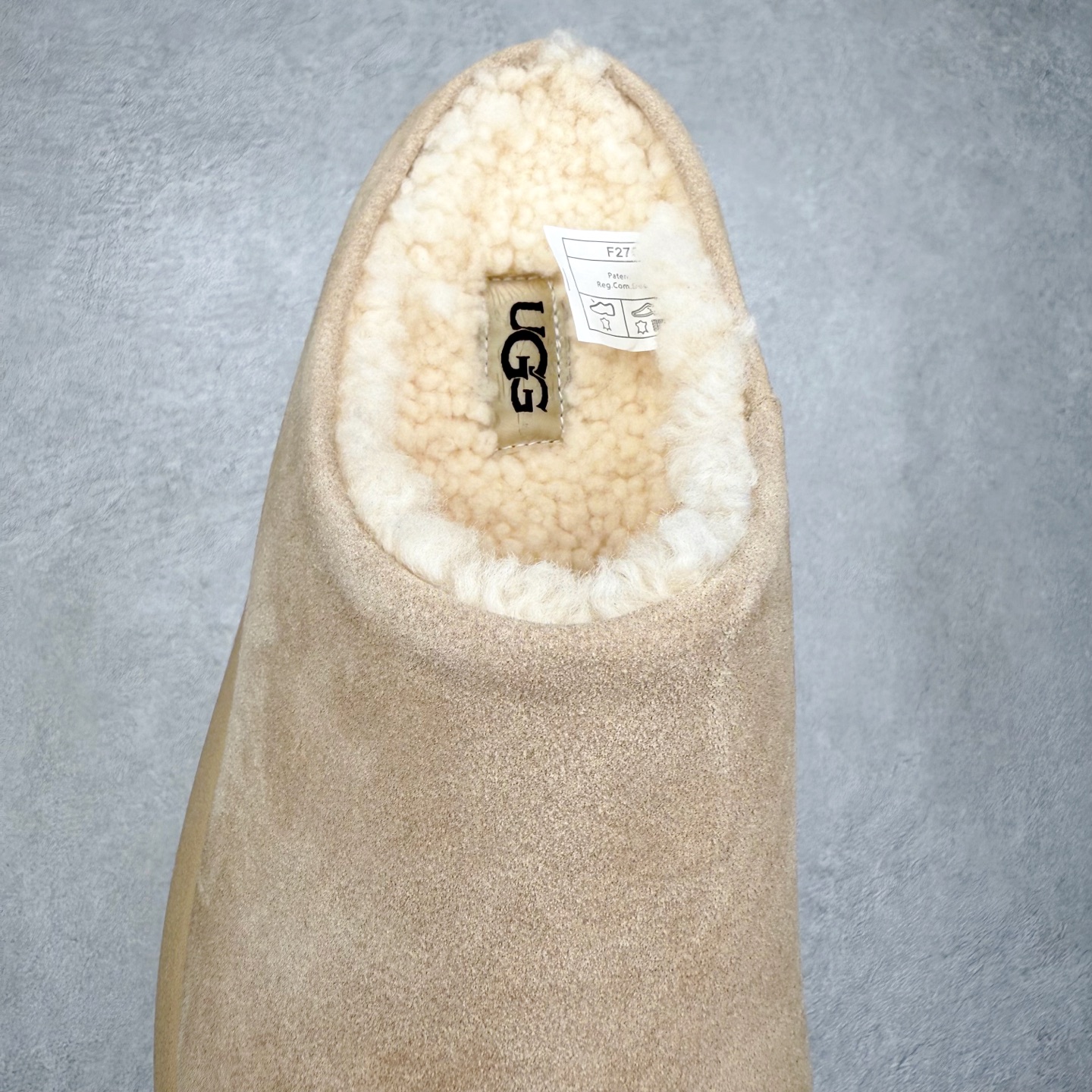 图片[5]-UGG 1618 经典秋冬羊皮毛一体雪地靴 隆丰A级澳洲进口羊皮毛一体 完全遵循ZP工艺流程 代工厂原厂版师 秉承无原鞋不开发选择 注重每一处细节 市面最正版型 TREADLITE\\\”轻翼\\\”科技外底 轻便/耐用/柔韧/桩型【售后郑重承诺】一个月内若出现重大脱胶/断底等质量问题 直接为您换新 翻毛皮鞋面 细腻亲肤再生聚酯纤维滚边 舒适易打理 保暖性佳 UGG plush™ 里衬和内底 茸软亲肤 舒适暖足 经典鞋型搭配轻盈厚底 稳稳拿捏秋冬出街时髦造型 Treadlite by UGG 轻翼大底 轻盈缓震 为双足减负 舒适轻便 助你轻松畅玩整天 尺码：35 36 37 38 39 40-选品中心