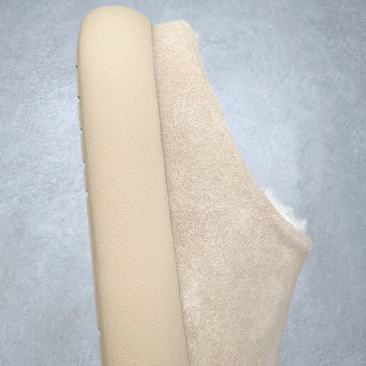 图片[6]-UGG 1618 经典秋冬羊皮毛一体雪地靴 隆丰A级澳洲进口羊皮毛一体 完全遵循ZP工艺流程 代工厂原厂版师 秉承无原鞋不开发选择 注重每一处细节 市面最正版型 TREADLITE\\\”轻翼\\\”科技外底 轻便/耐用/柔韧/桩型【售后郑重承诺】一个月内若出现重大脱胶/断底等质量问题 直接为您换新 翻毛皮鞋面 细腻亲肤再生聚酯纤维滚边 舒适易打理 保暖性佳 UGG plush™ 里衬和内底 茸软亲肤 舒适暖足 经典鞋型搭配轻盈厚底 稳稳拿捏秋冬出街时髦造型 Treadlite by UGG 轻翼大底 轻盈缓震 为双足减负 舒适轻便 助你轻松畅玩整天 尺码：35 36 37 38 39 40-选品中心